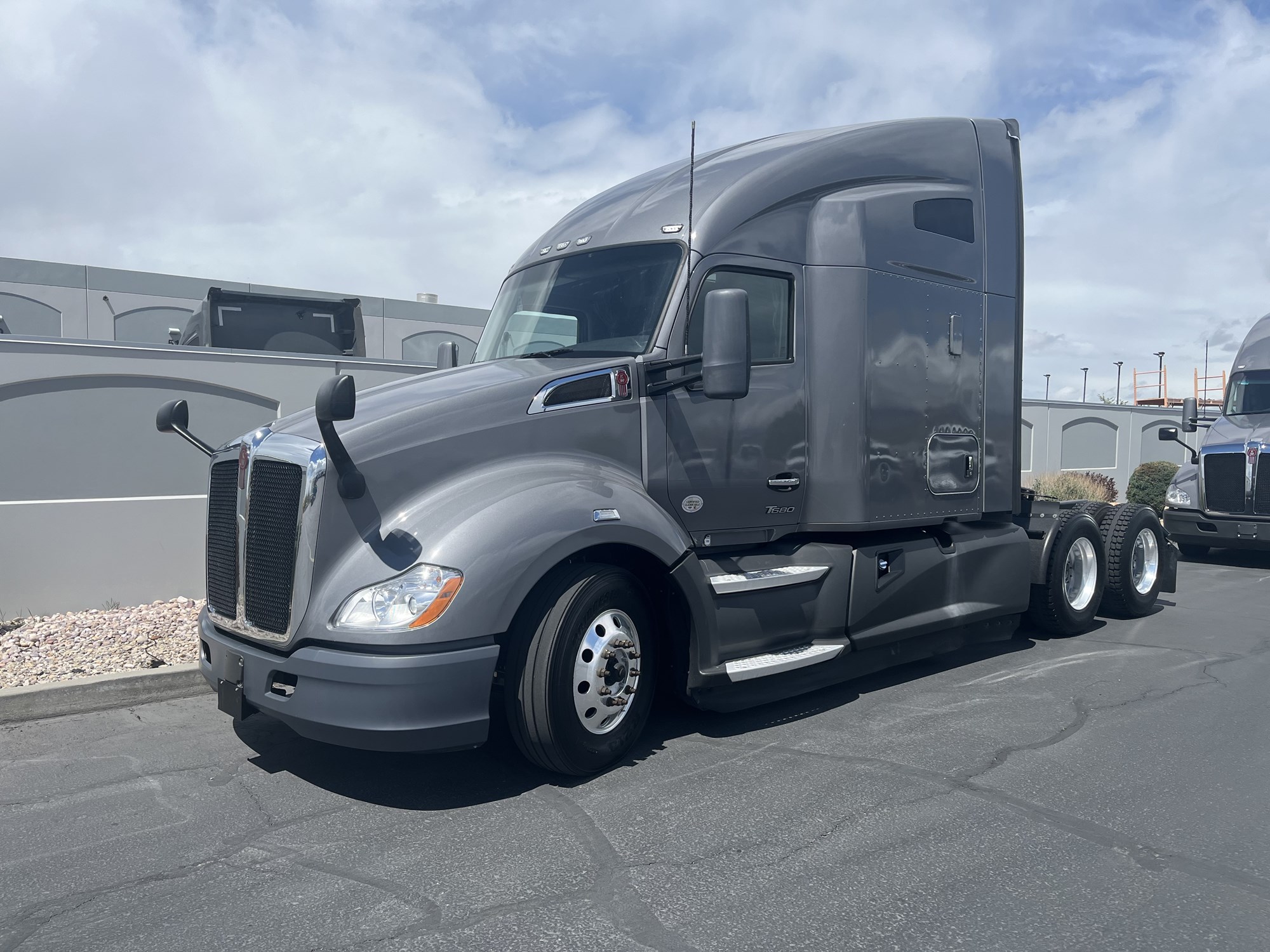 2022 Kenworth T680 - image 2 of 6