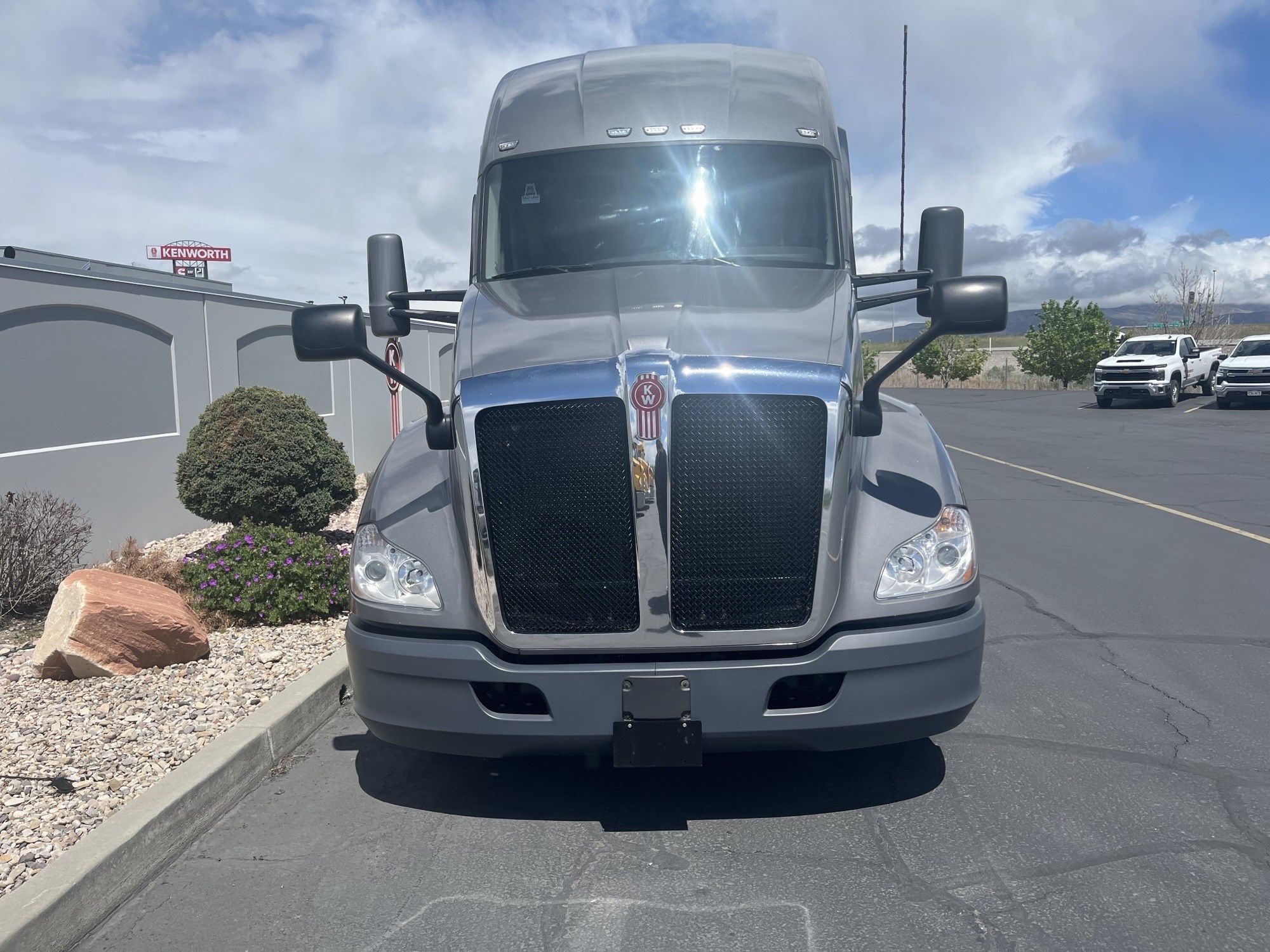 2022 Kenworth T680 - image 3 of 6