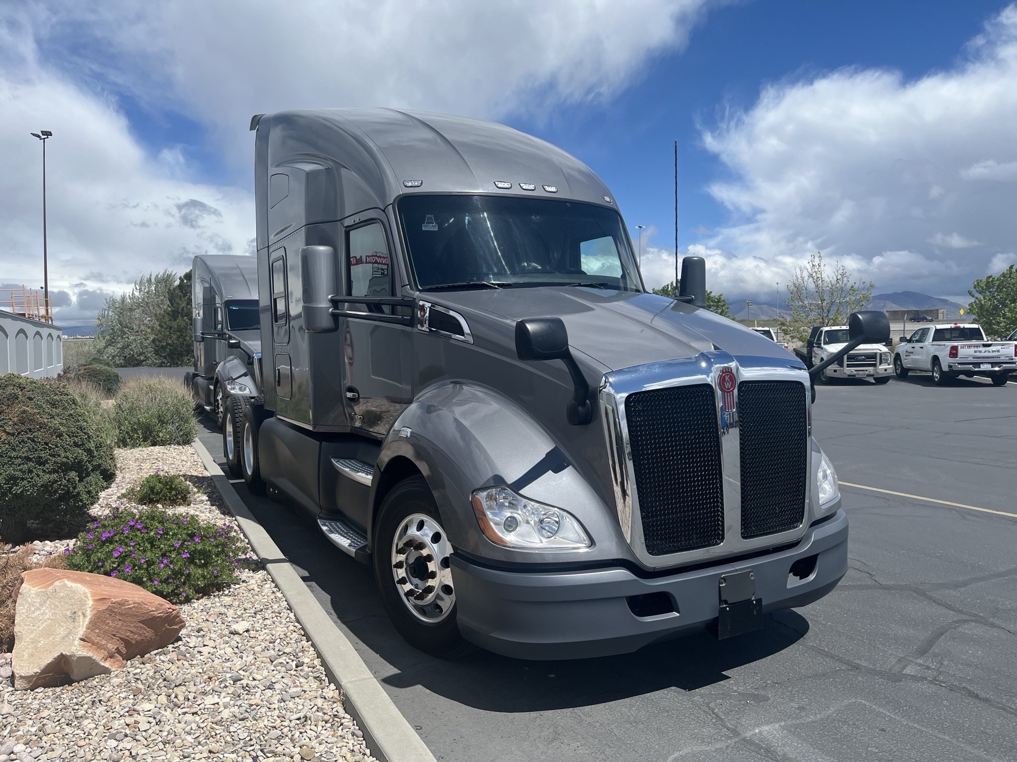 2022 Kenworth T680 - image 4 of 6