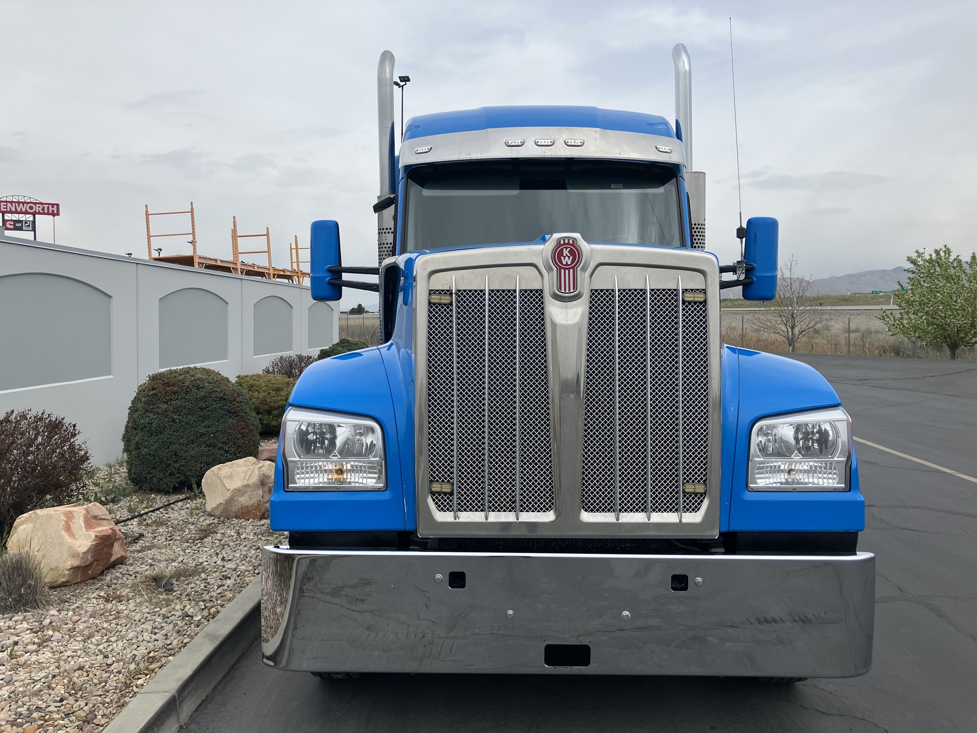 2022 Kenworth W990 - image 3 of 6