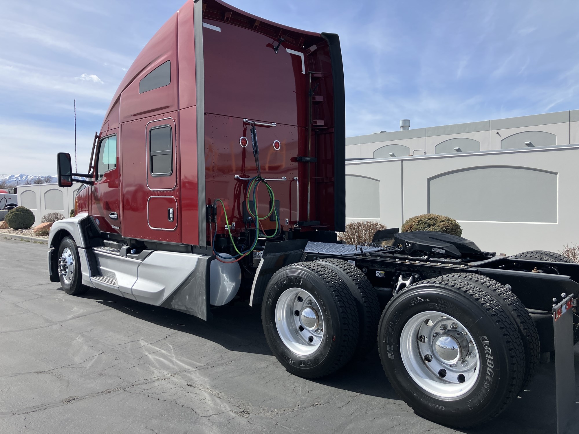 2022 Kenworth T680 - image 3 of 6
