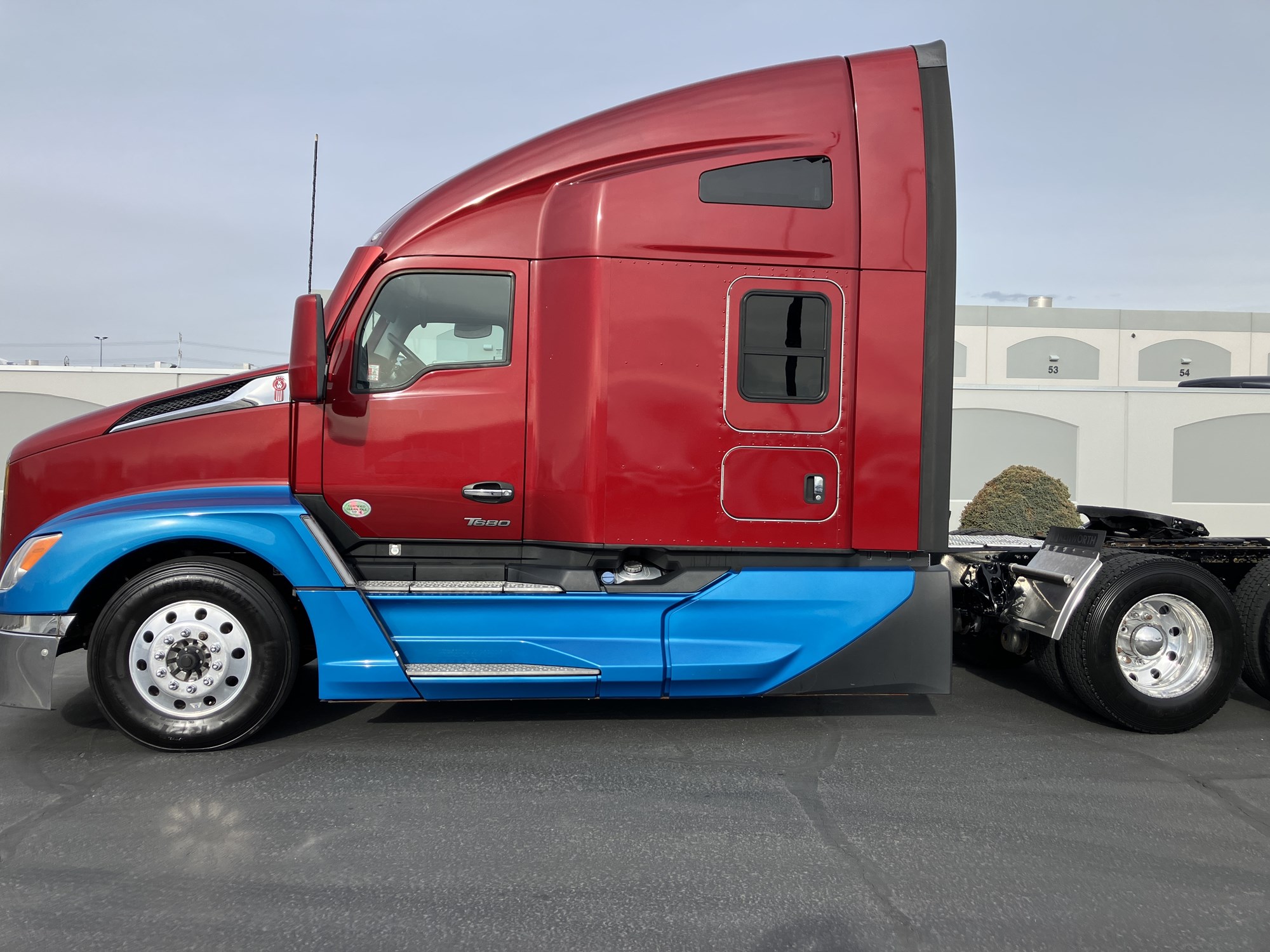 2022 Kenworth T680 2022 Kenworth T680 - image 1 of 6