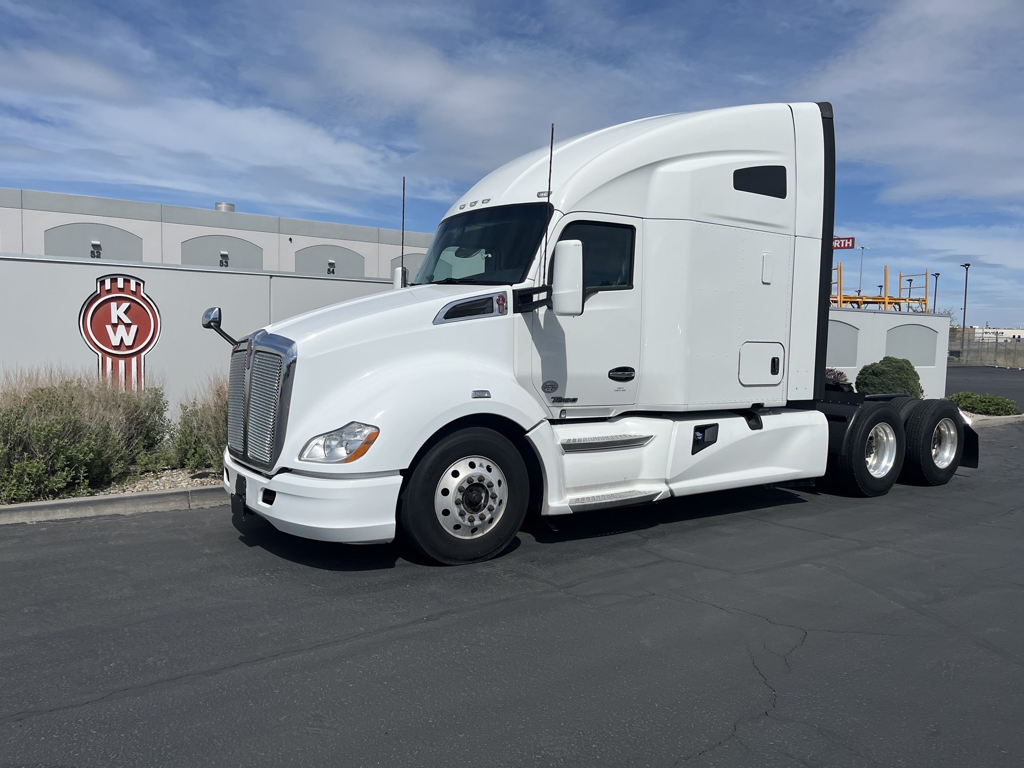 2022 Kenworth T680 - image 2 of 6