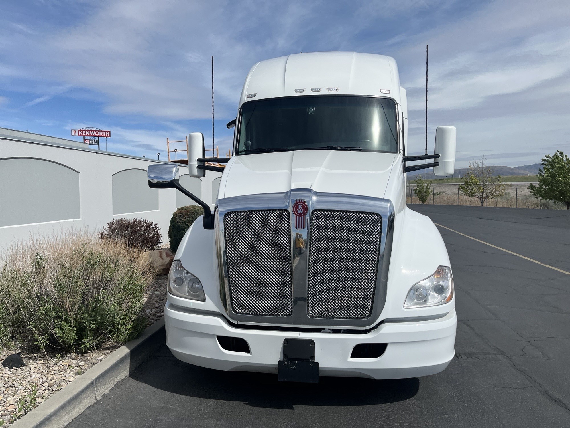 2022 Kenworth T680 - image 3 of 6