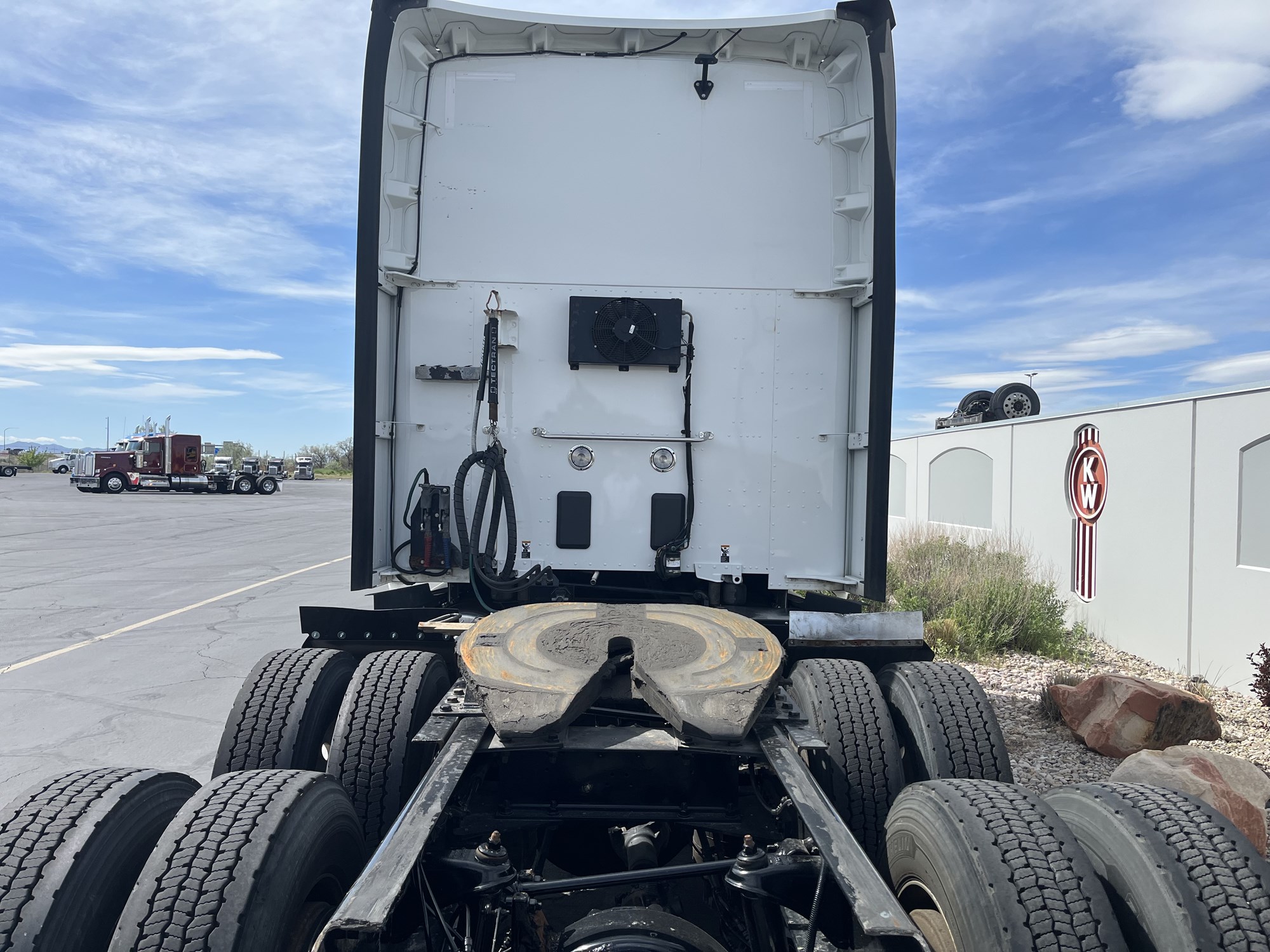 2022 Kenworth T680 - image 5 of 6