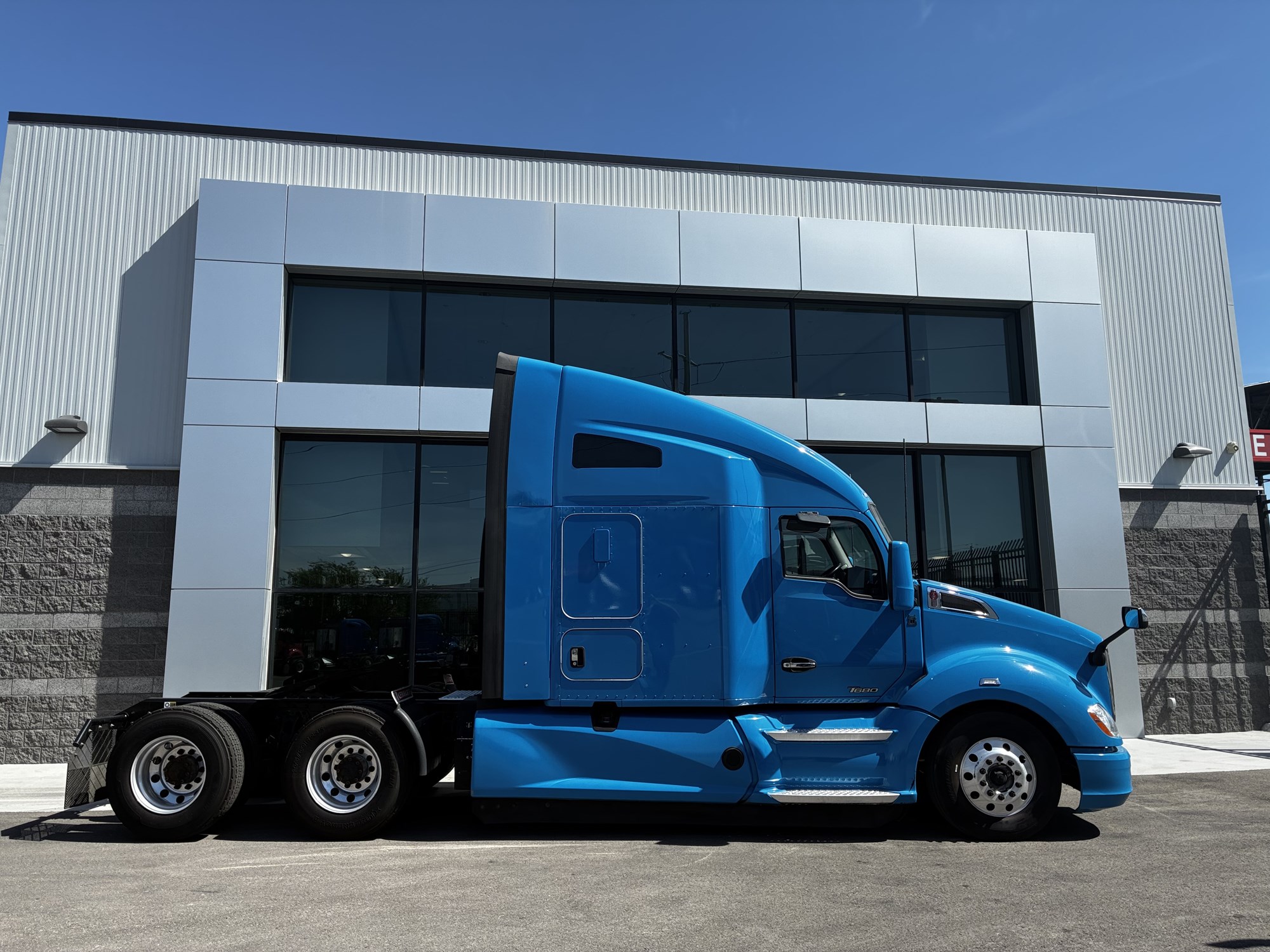 2022 Kenworth T680 - image 2 of 6