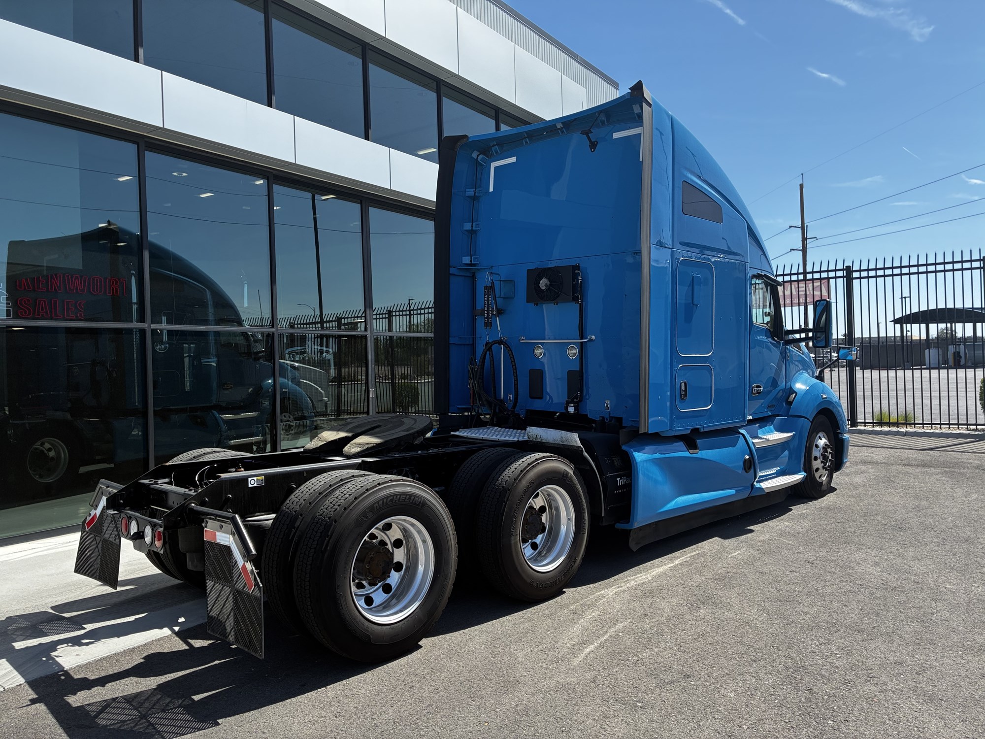 2022 Kenworth T680 - image 3 of 6