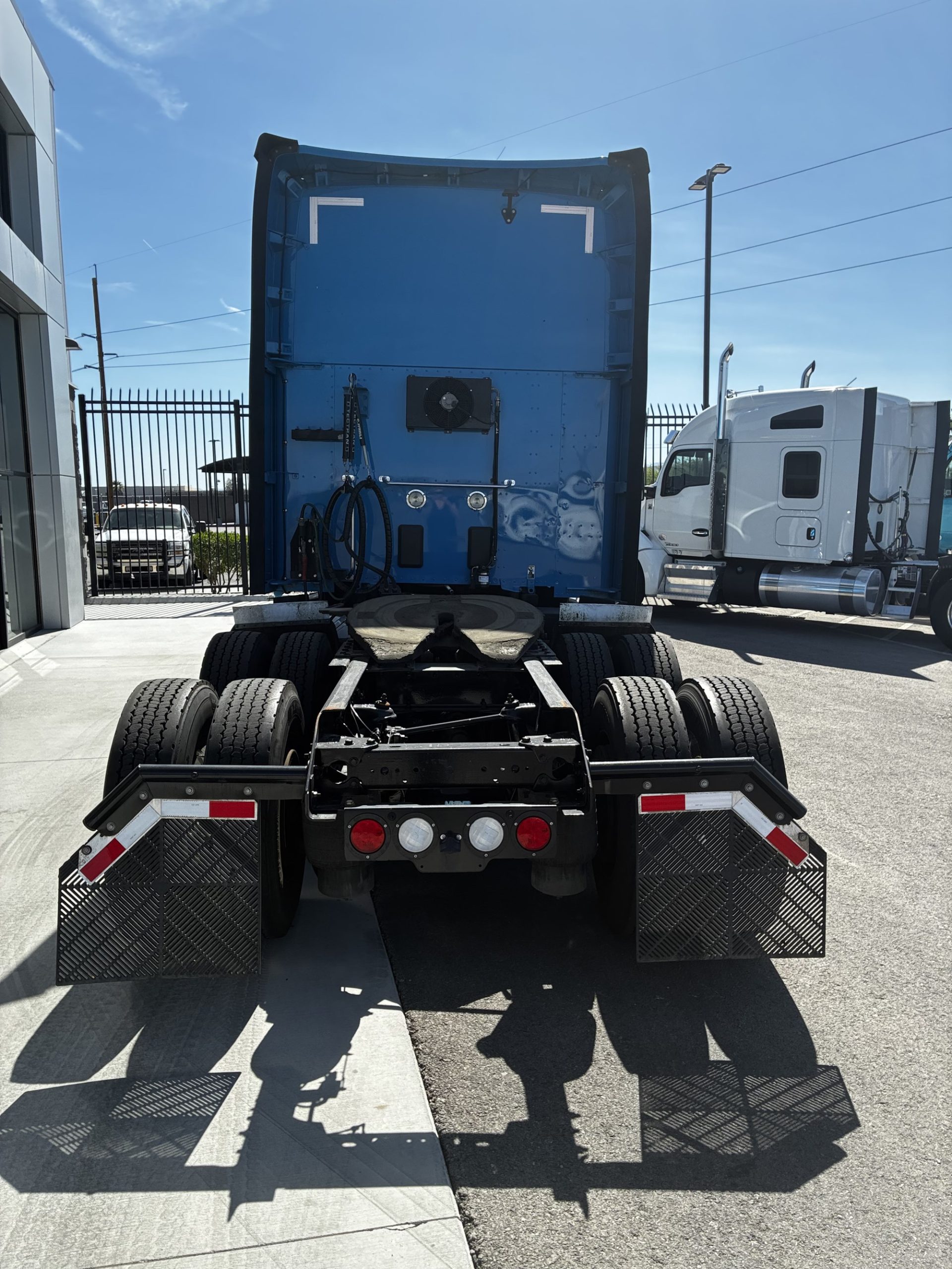 2022 Kenworth T680 - image 4 of 6