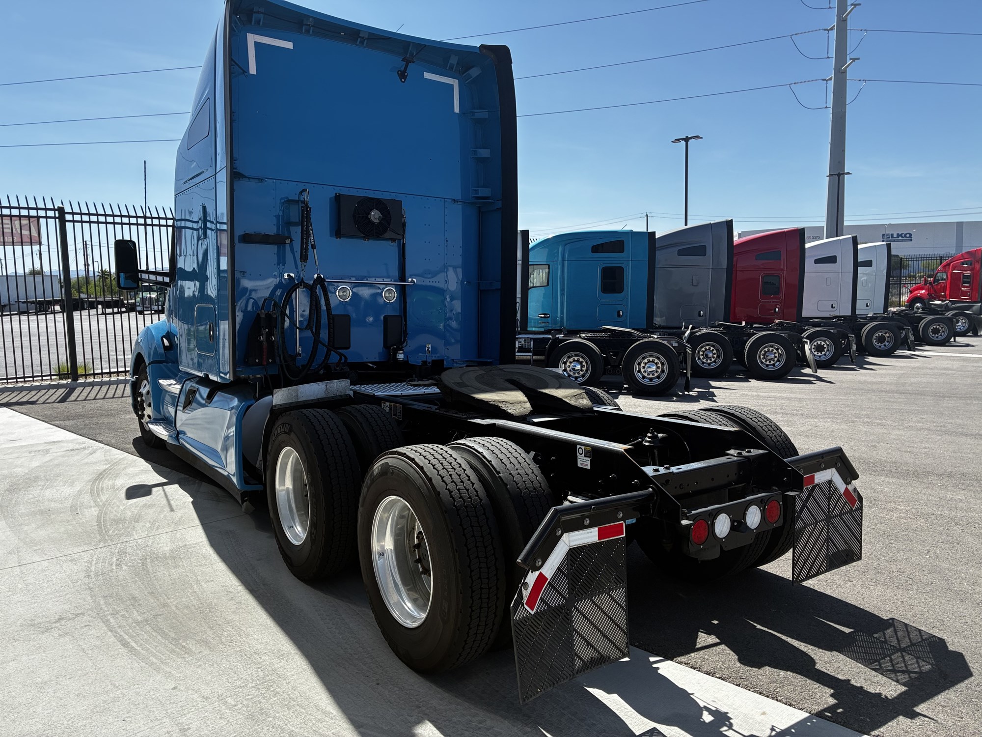 2022 Kenworth T680 - image 5 of 6