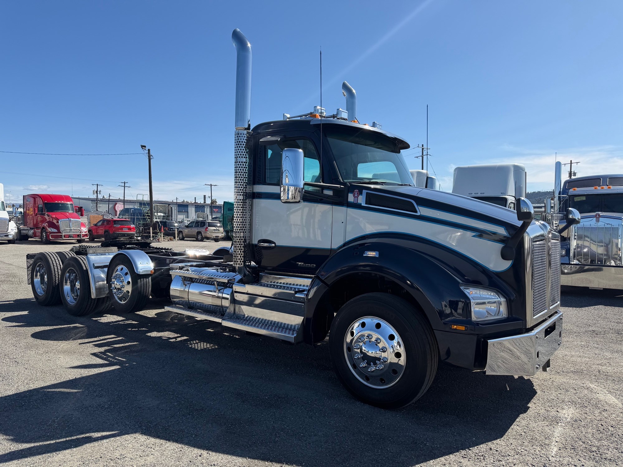 2022 Kenworth T880 - image 2