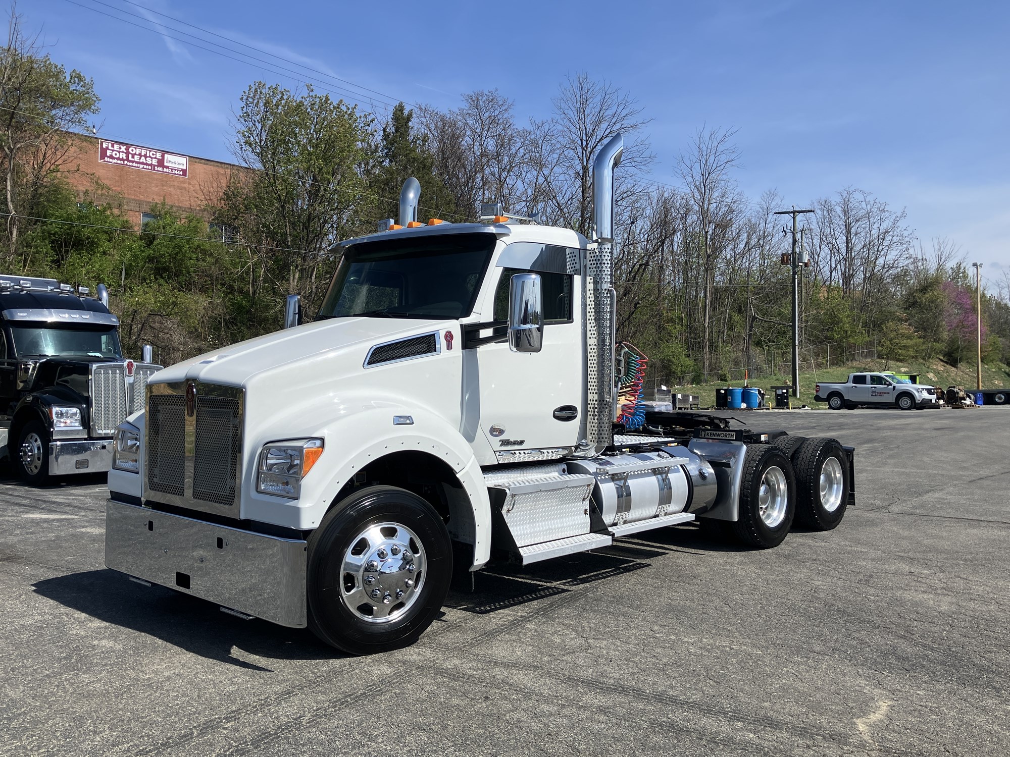 2022 Kenworth T880 - image 1 of 6