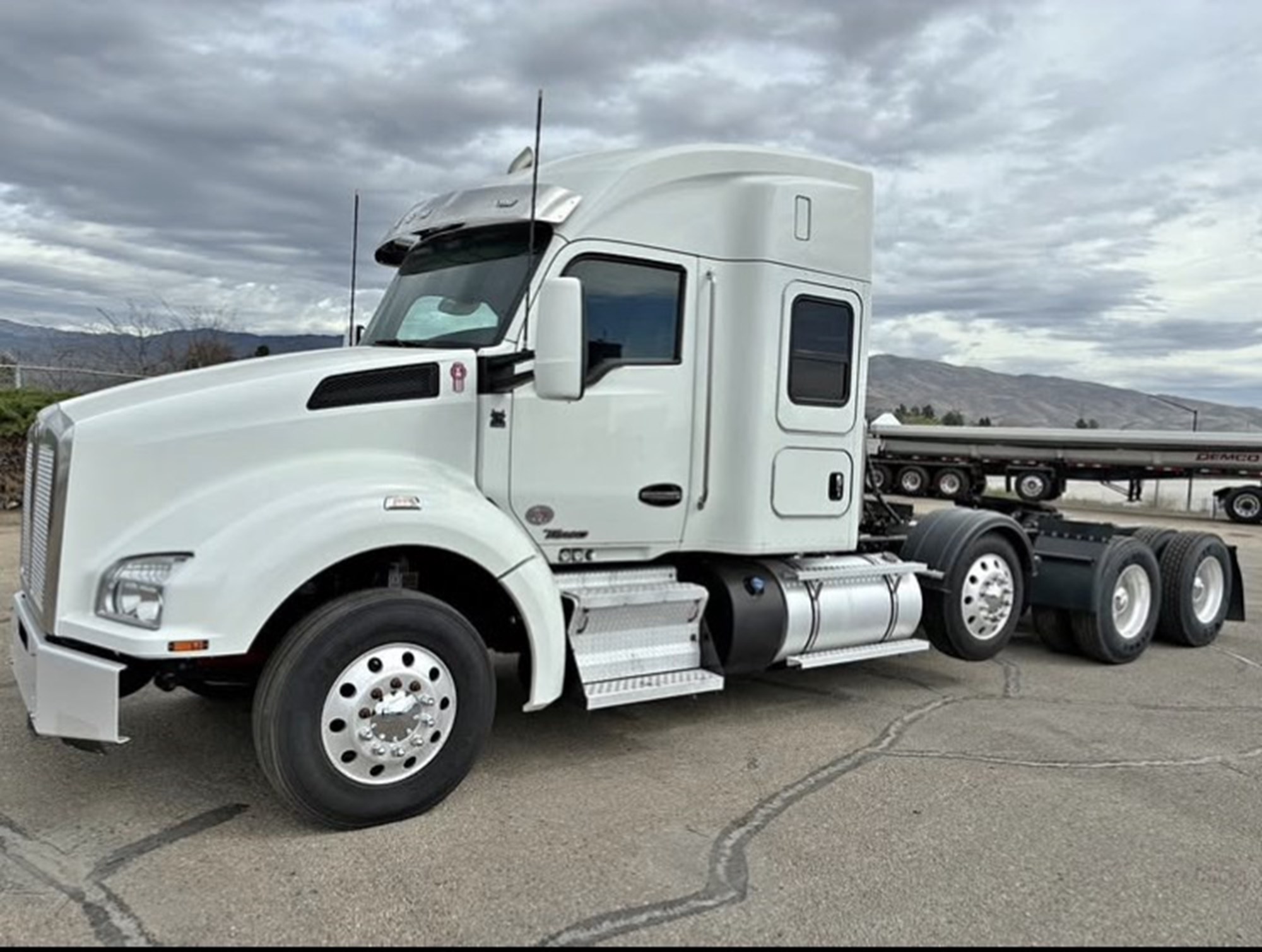 2022 Kenworth T880 2022 Kenworth T880 - image 1 of 6