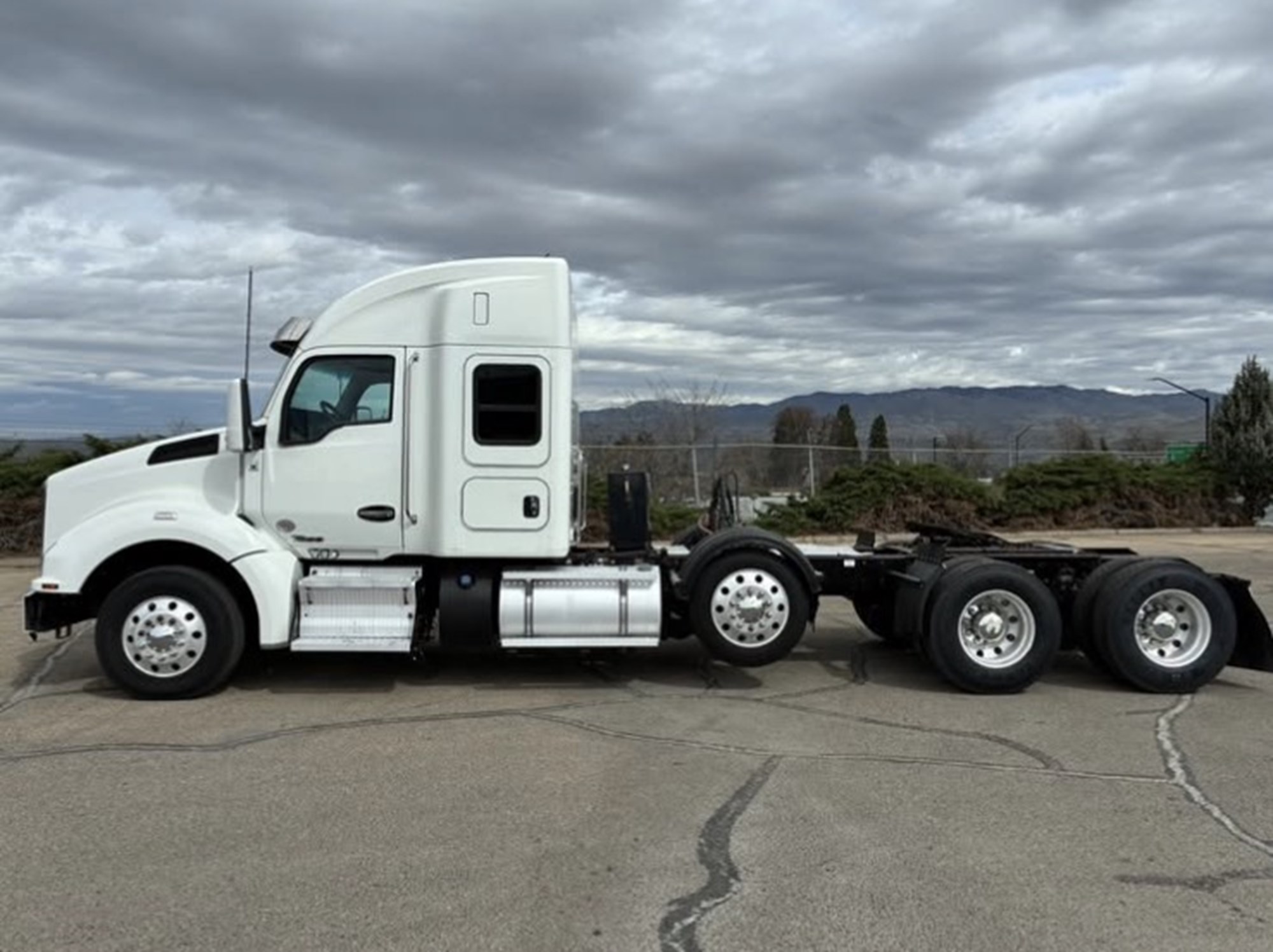 2022 Kenworth T880 2022 Kenworth T880 - image 3 of 6