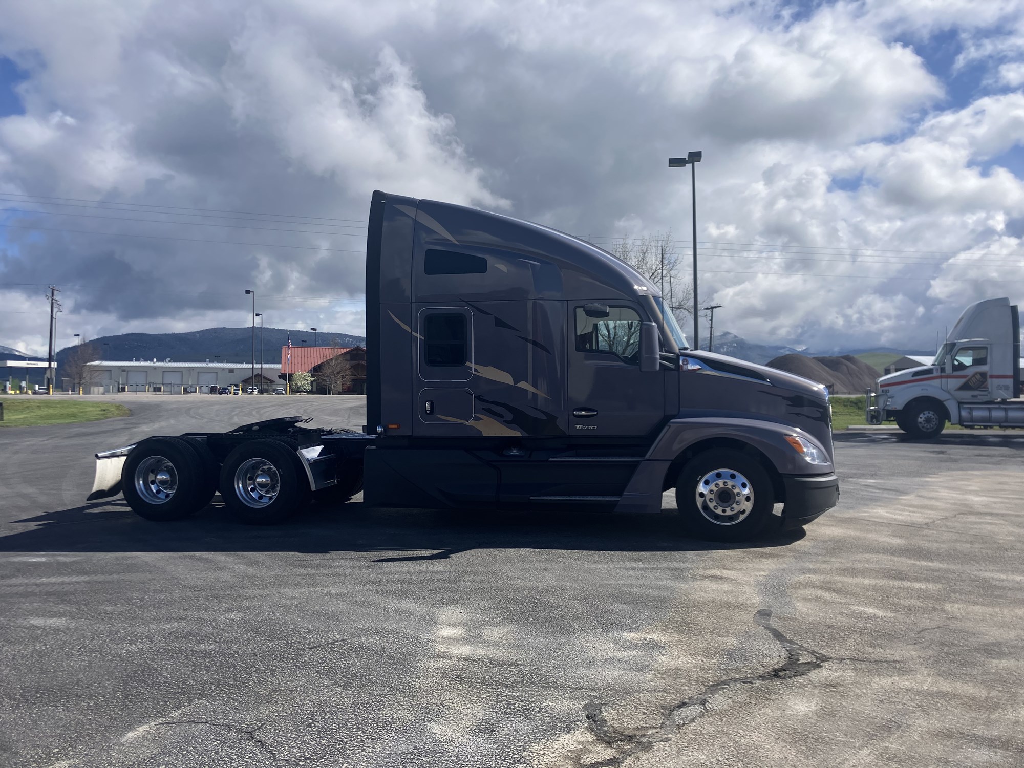 2023 Kenworth T680 - image 4