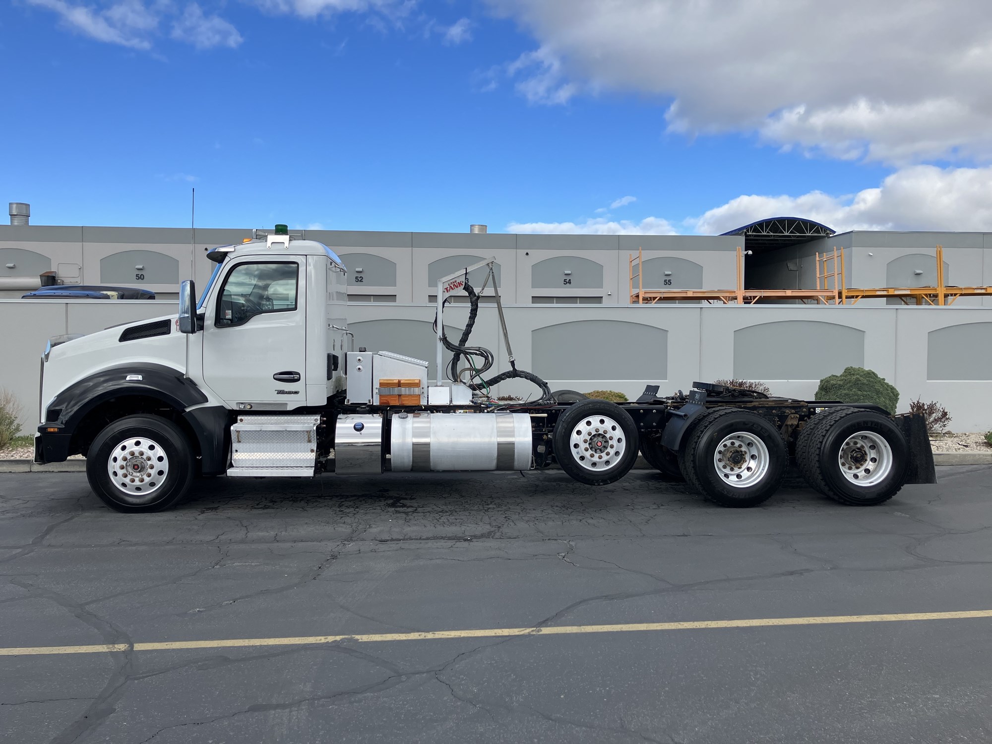 2023 Kenworth T880 - image 1 of 6
