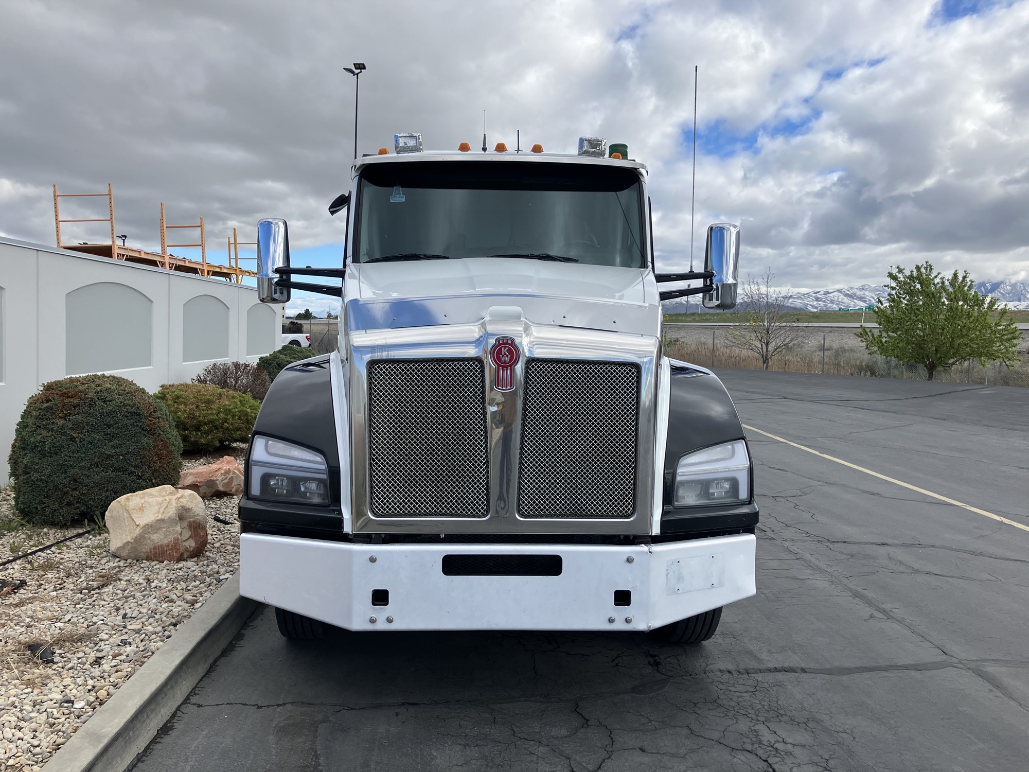 2023 Kenworth T880 - image 3 of 6