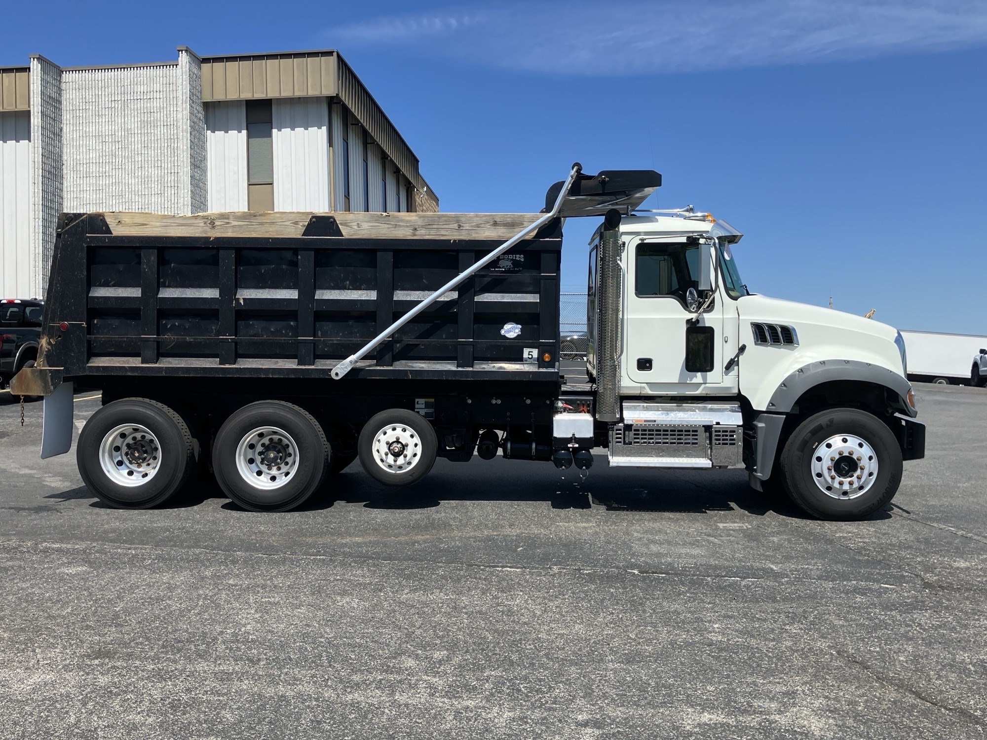 2023 Mack Granite - image 3