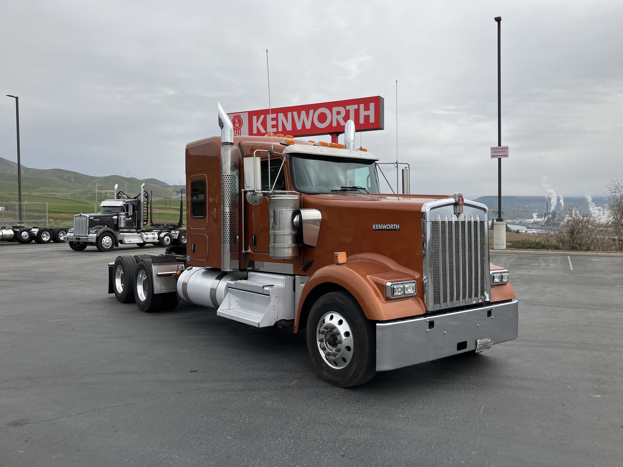 2023 Kenworth W900 - image 2 of 6
