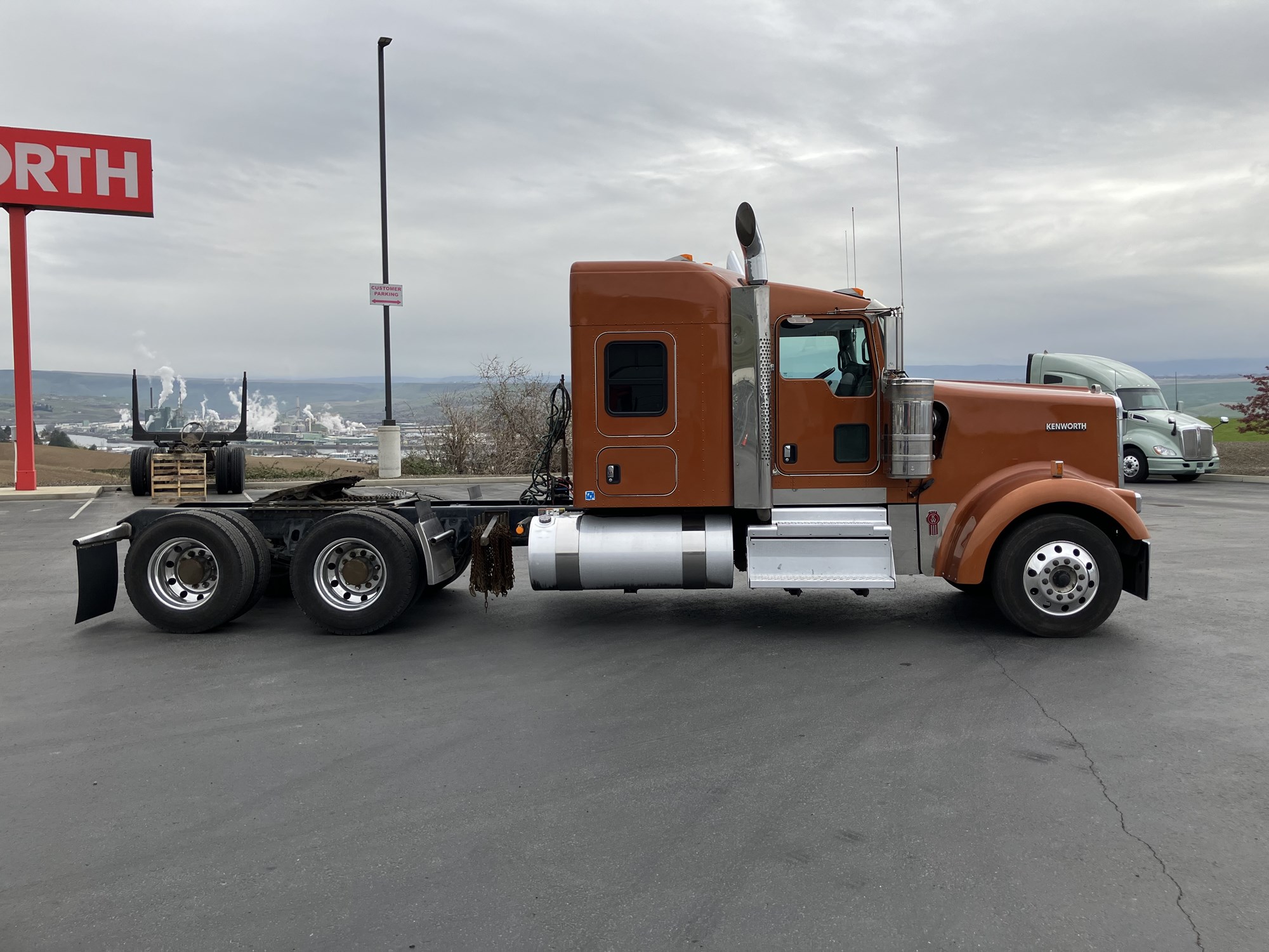 2023 Kenworth W900 - image 3 of 6
