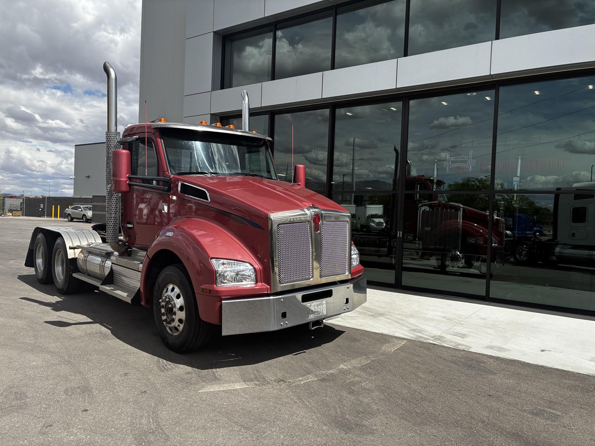 2024 Kenworth T880 - image 1 of 6