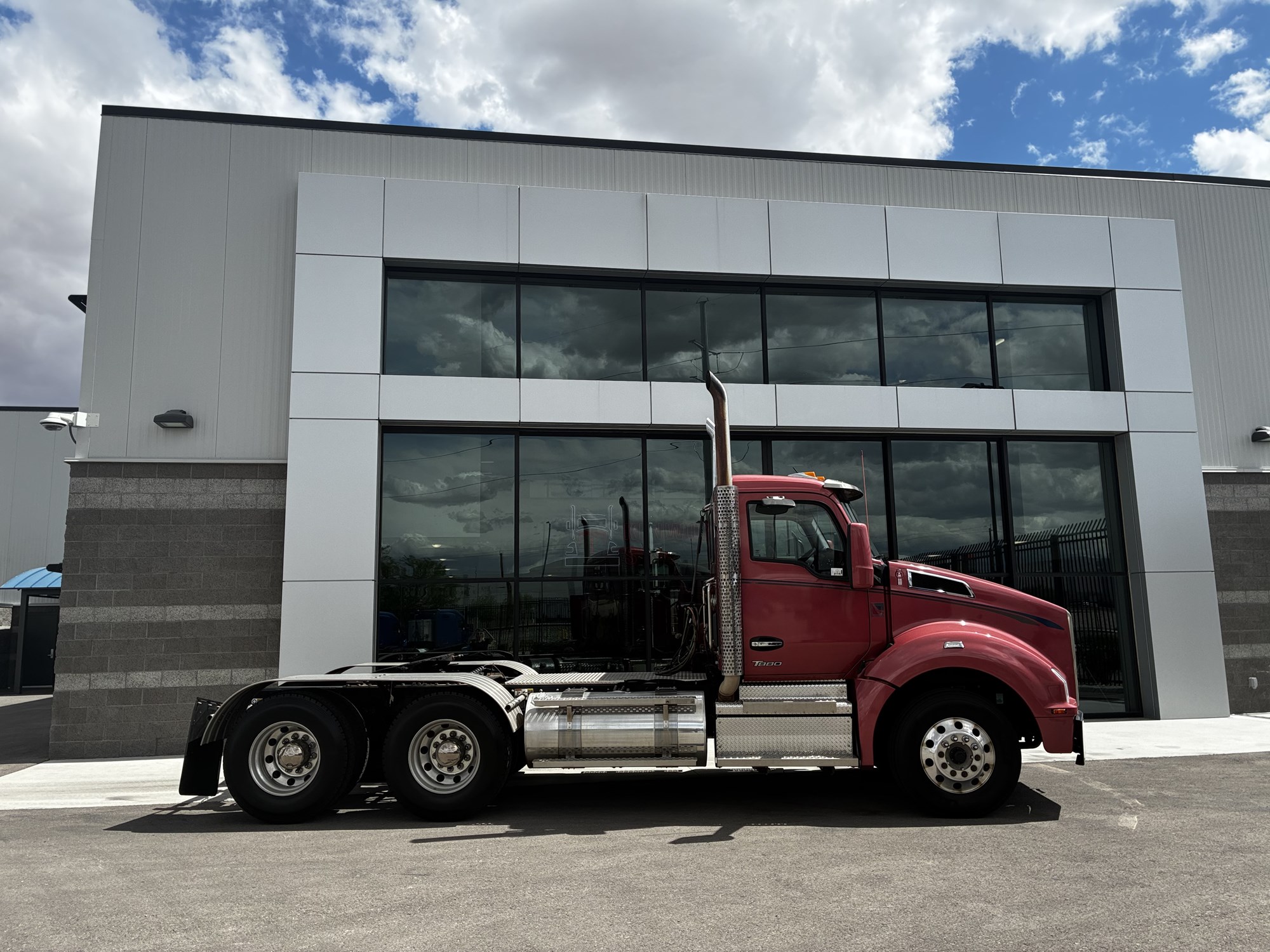 2024 Kenworth T880 - image 2 of 6