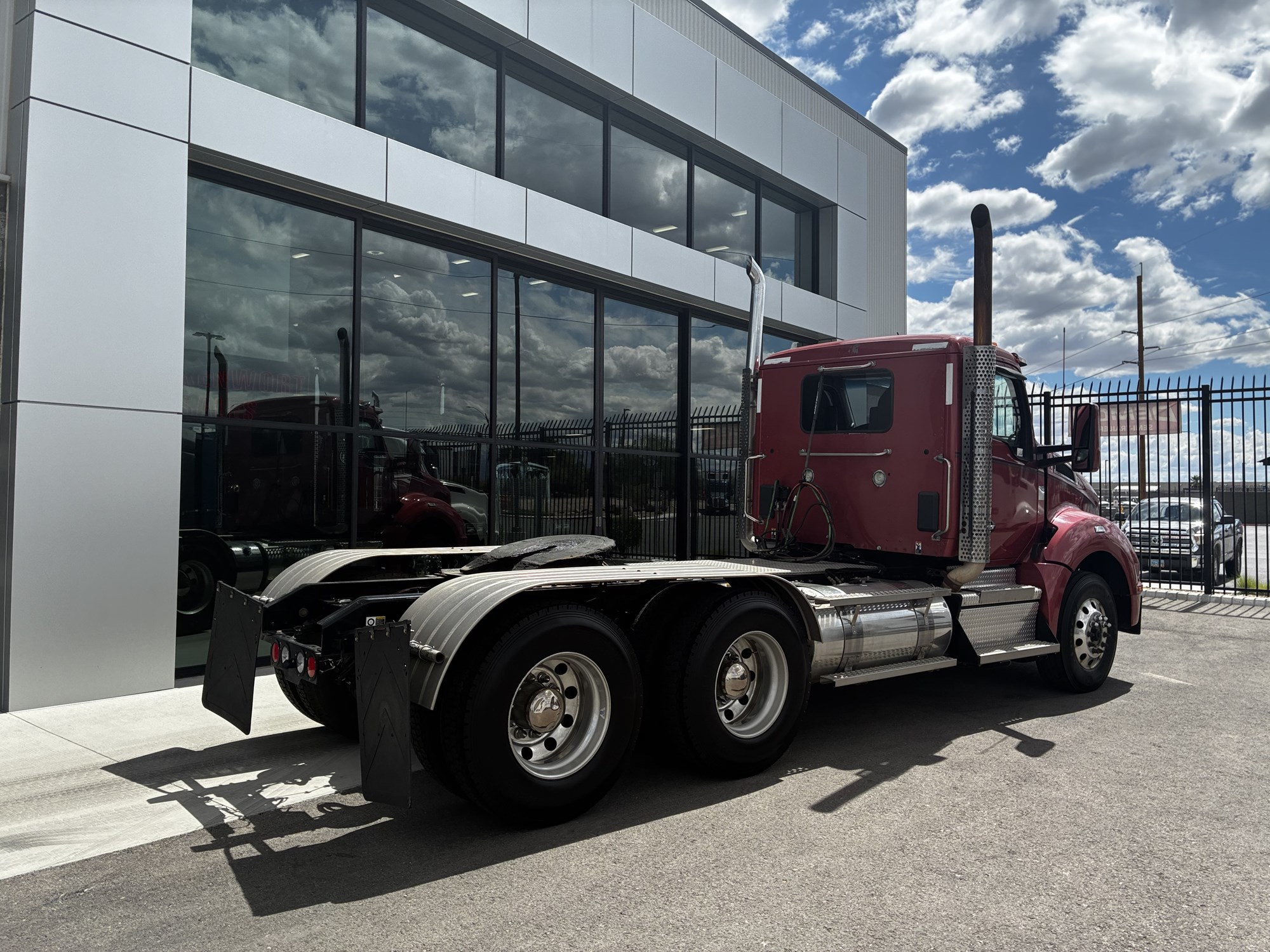 2024 Kenworth T880 - image 3 of 6