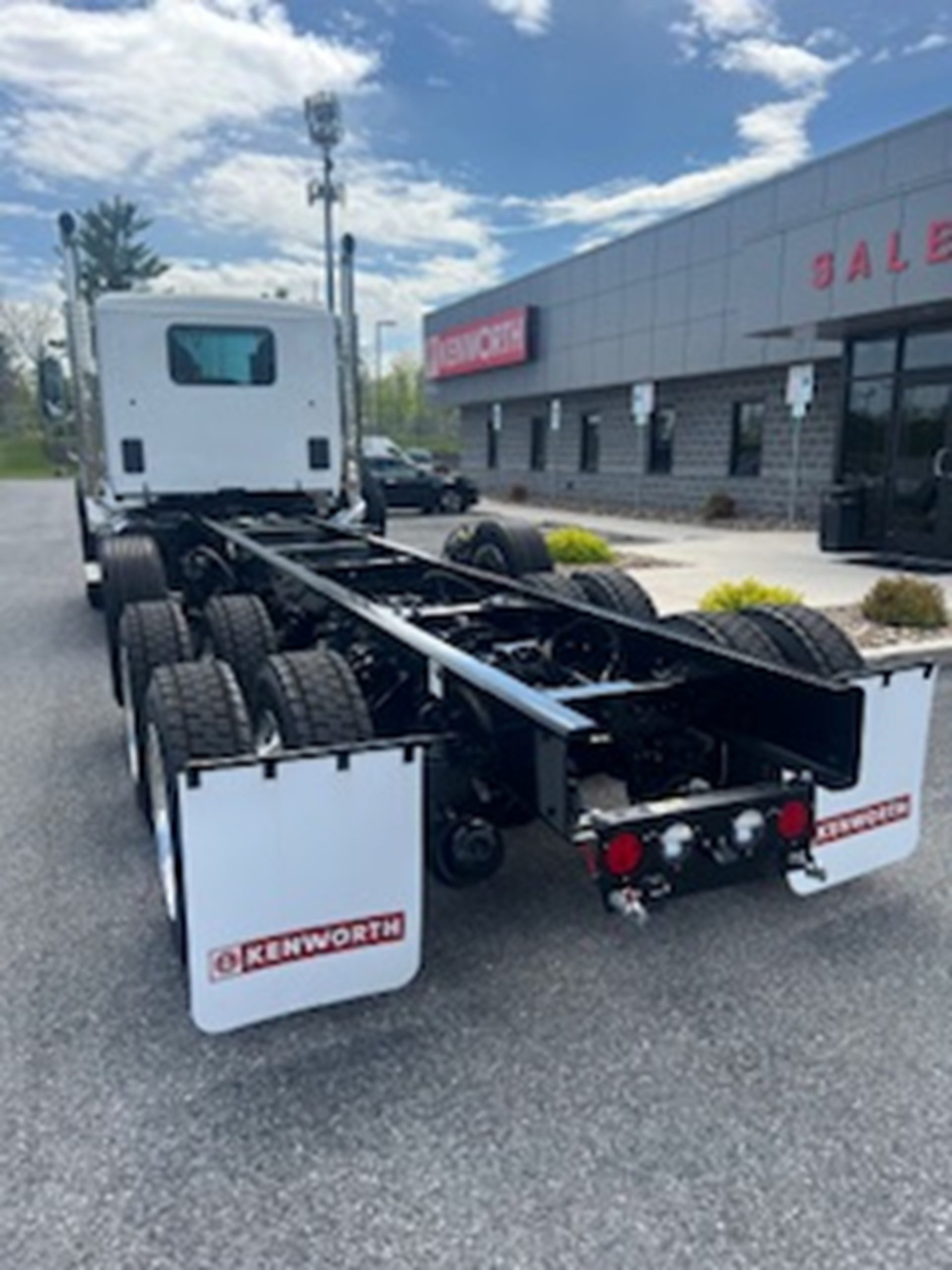 2025 Kenworth T880 - image 6