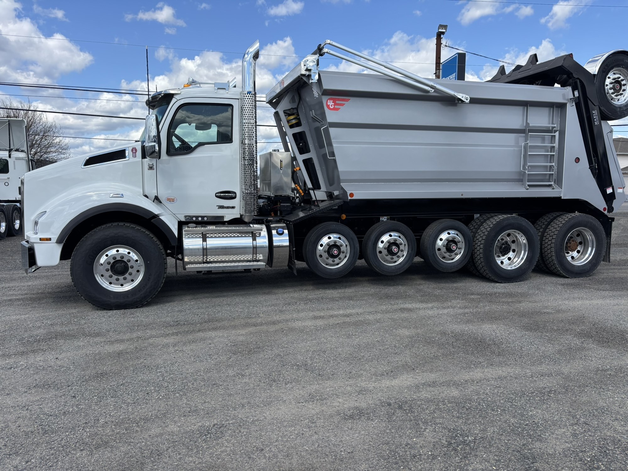 2025 Kenworth T880 - image 2