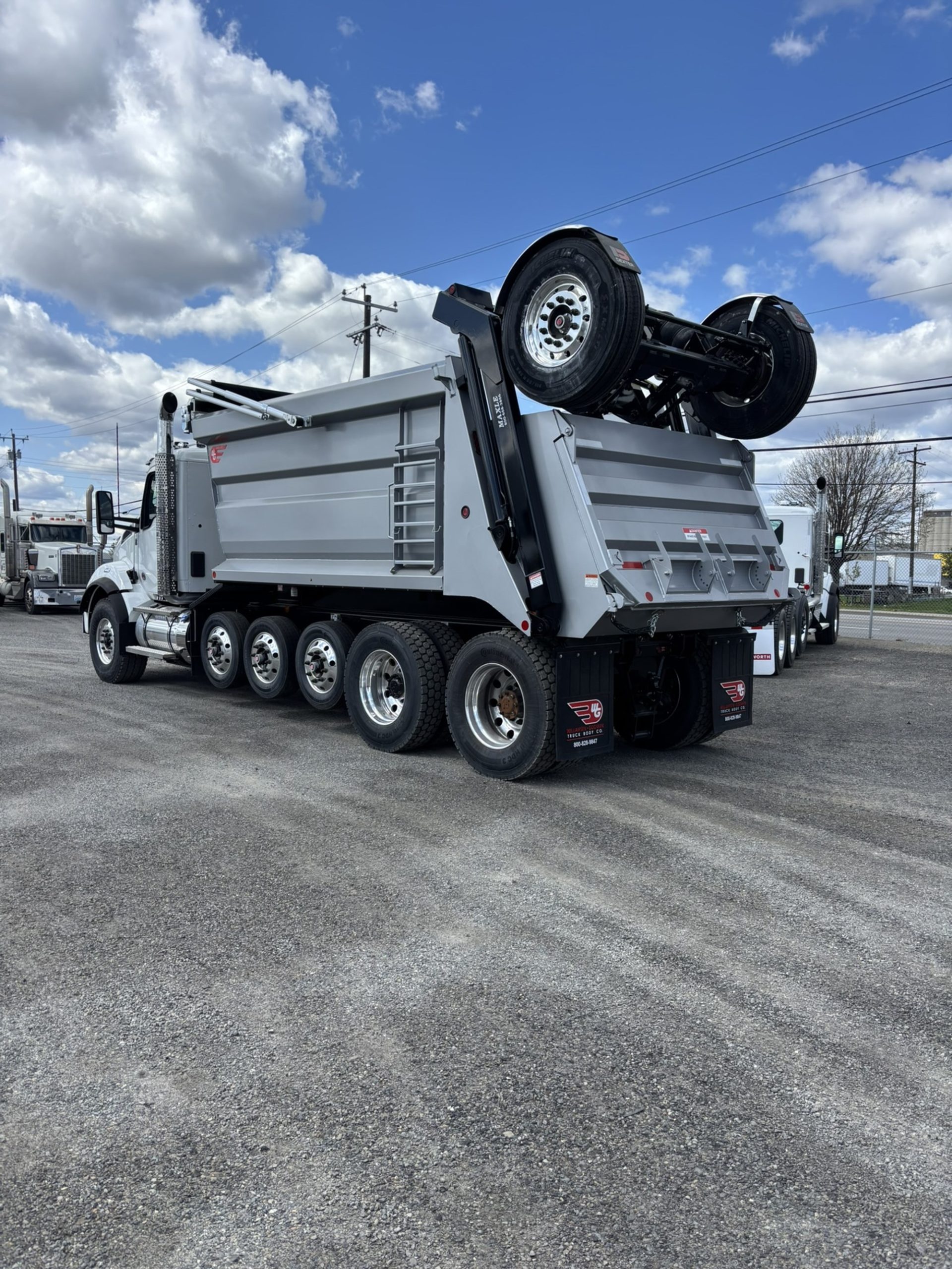 2025 Kenworth T880 - image 3