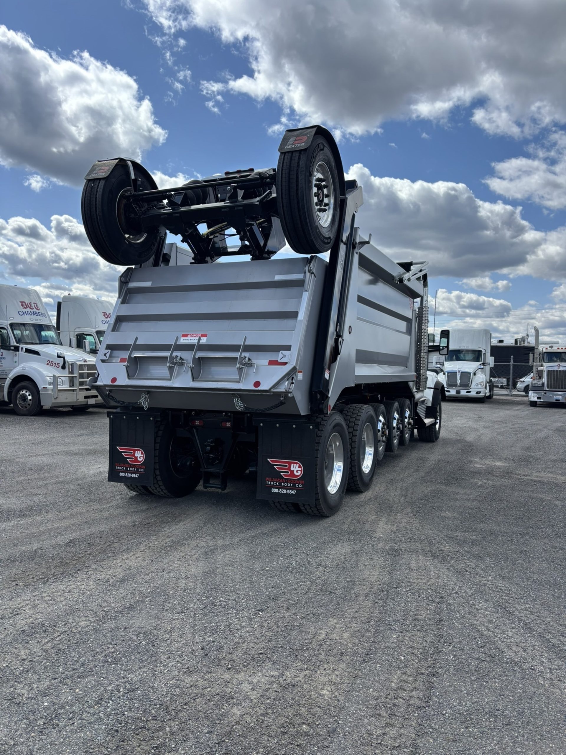 2025 Kenworth T880 - image 4