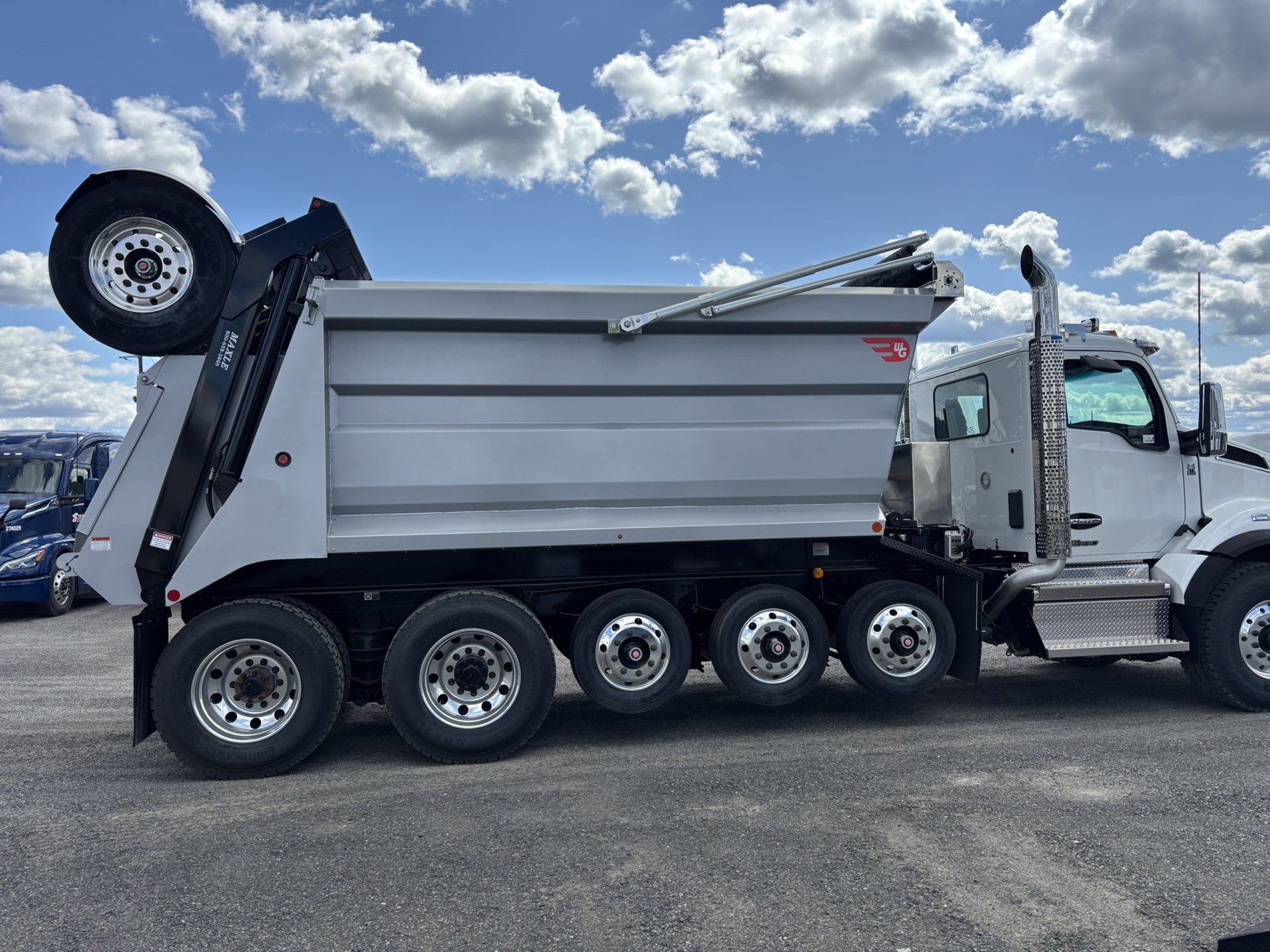 2025 Kenworth T880 - image 5