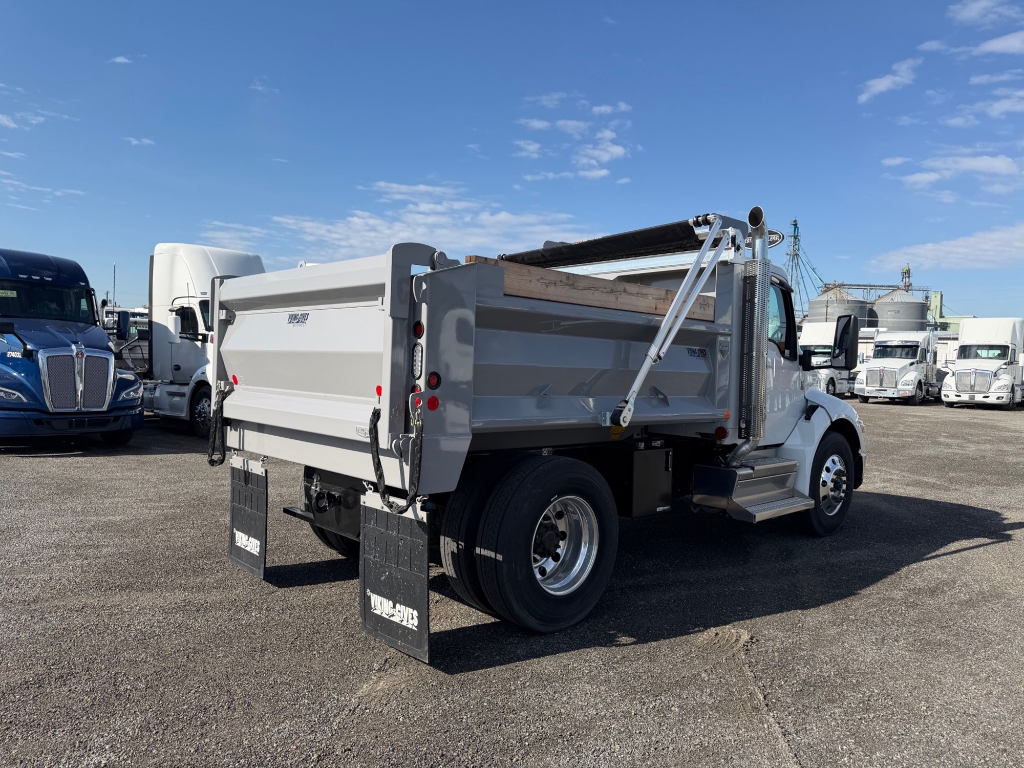 2025 Kenworth T380 - image 3 of 6