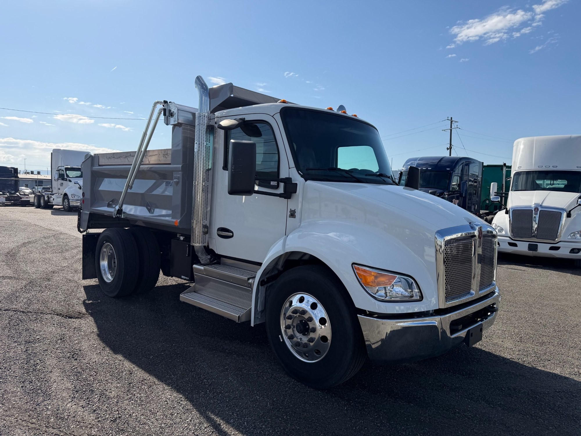 2025 Kenworth T380 - image 4 of 6