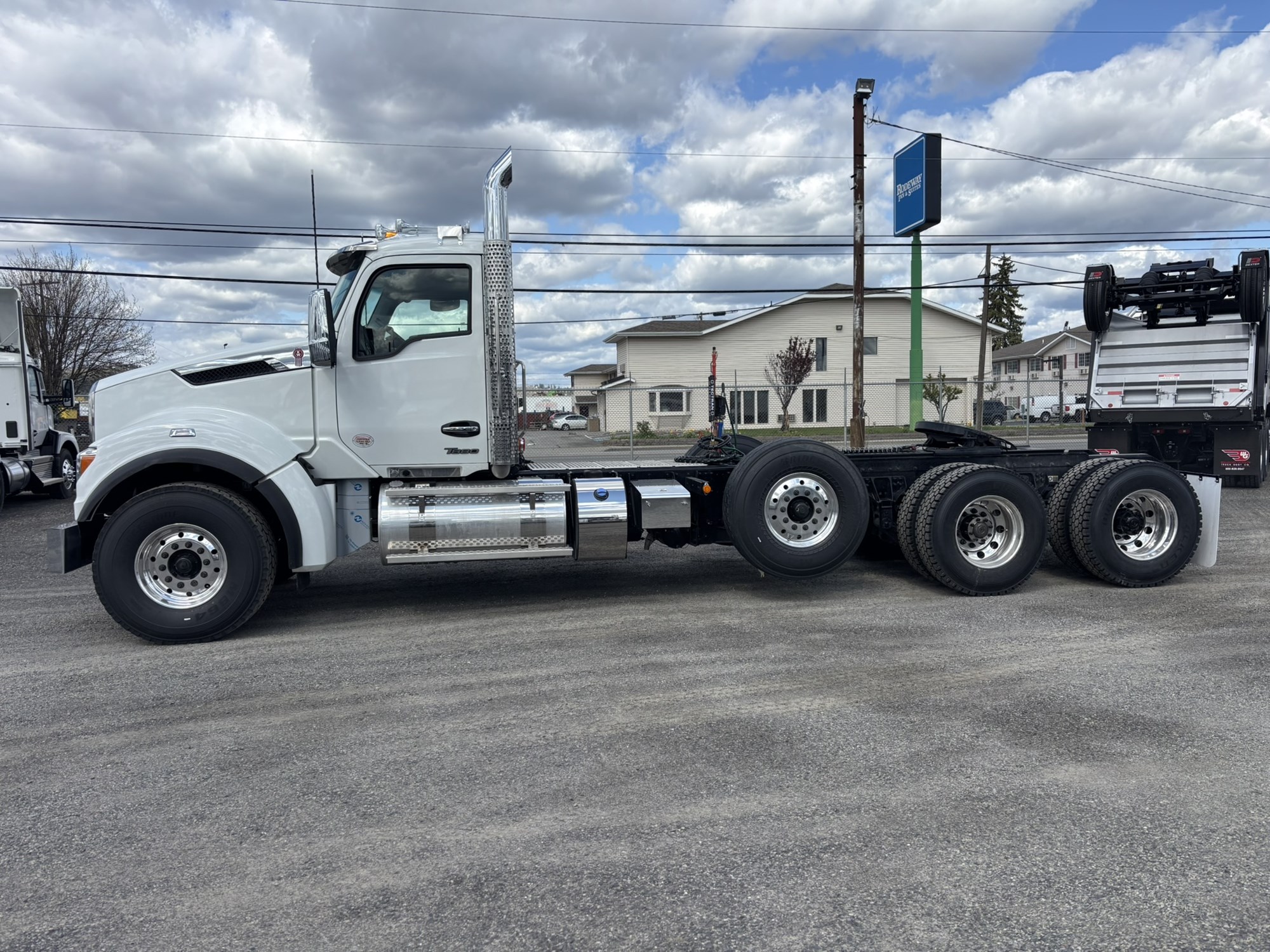 2026 Kenworth T880 - image 2 of 6