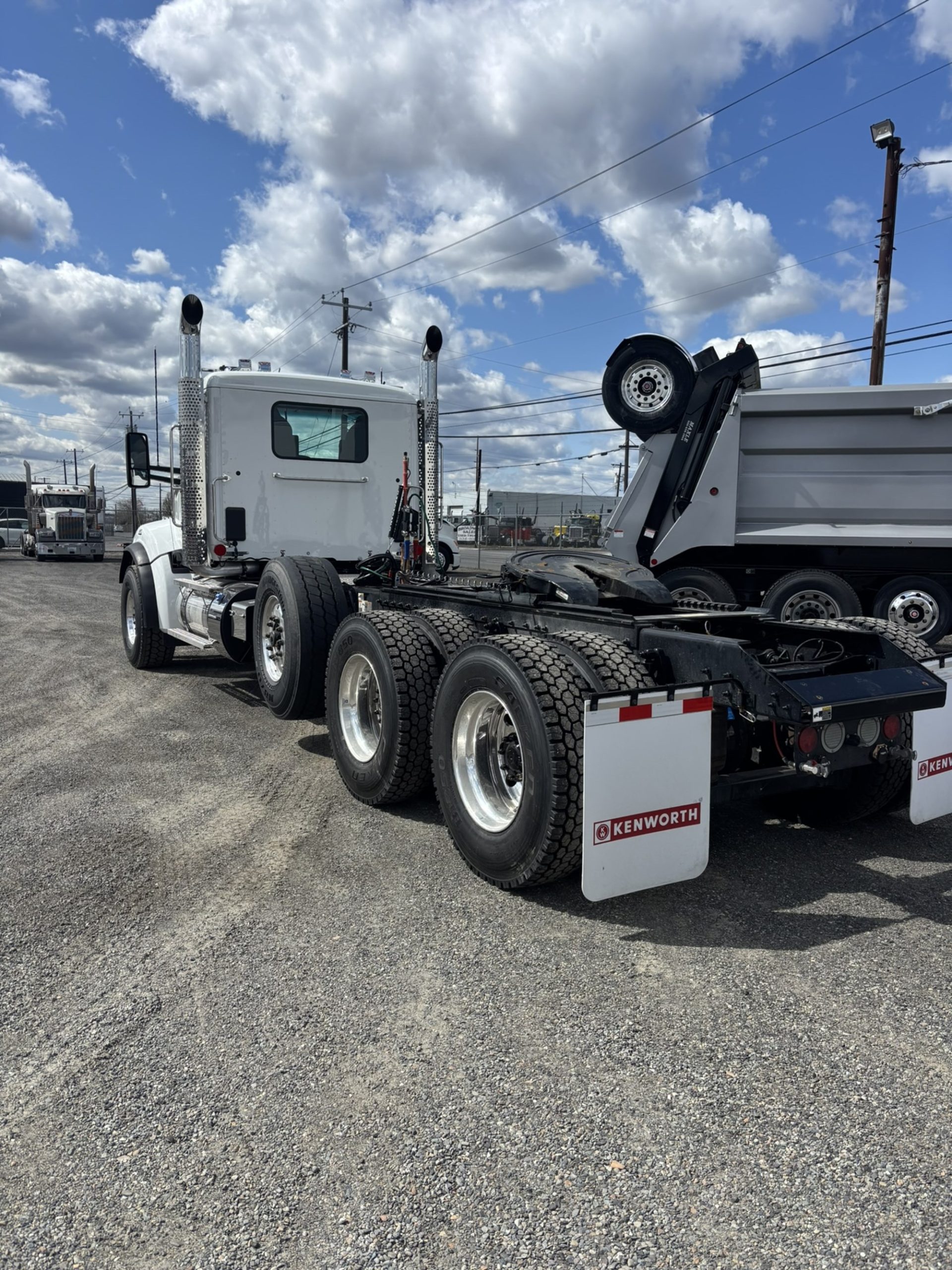 2026 Kenworth T880 - image 3 of 6