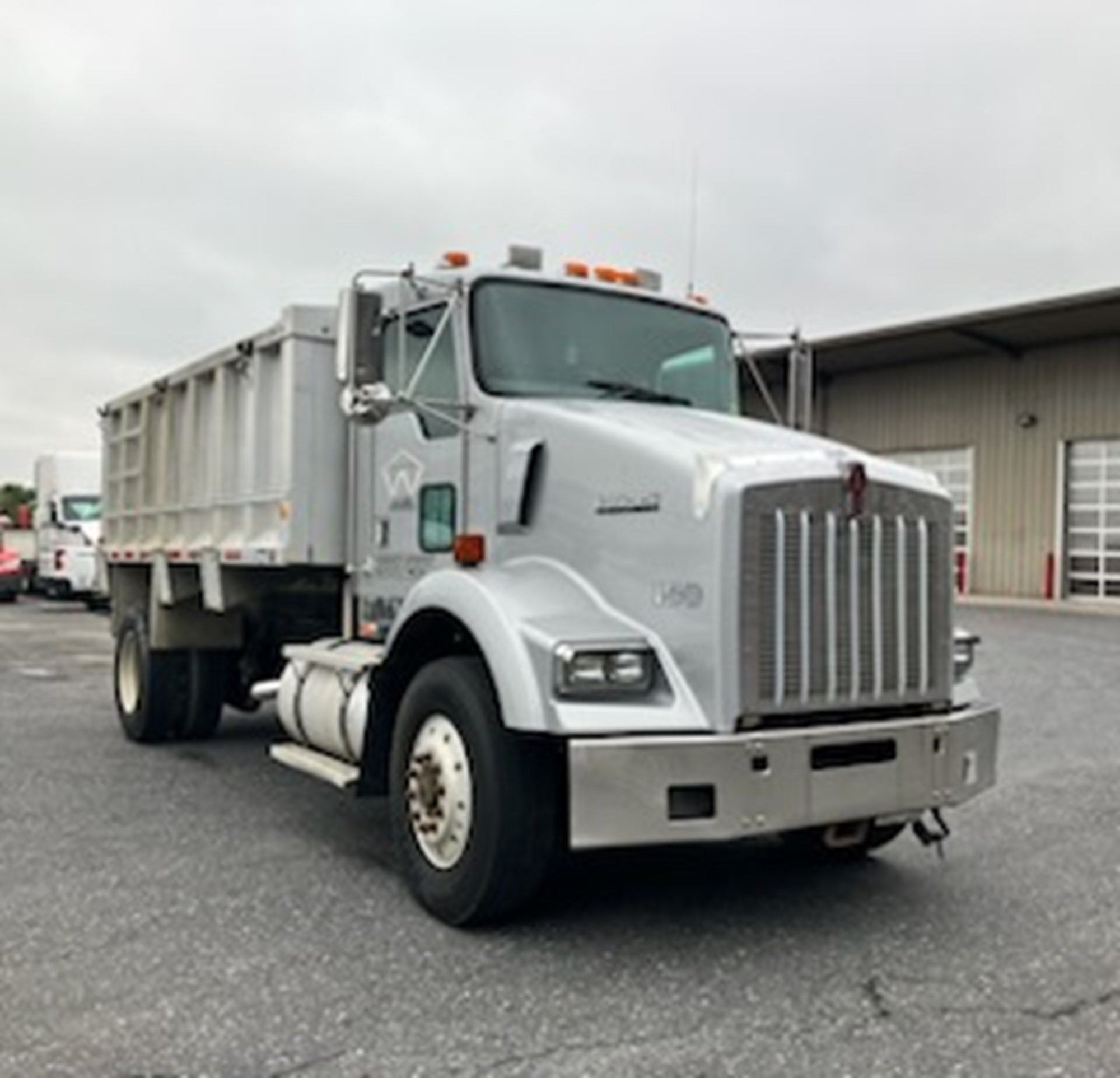 2002 Kenworth T800 - image 2 of 4