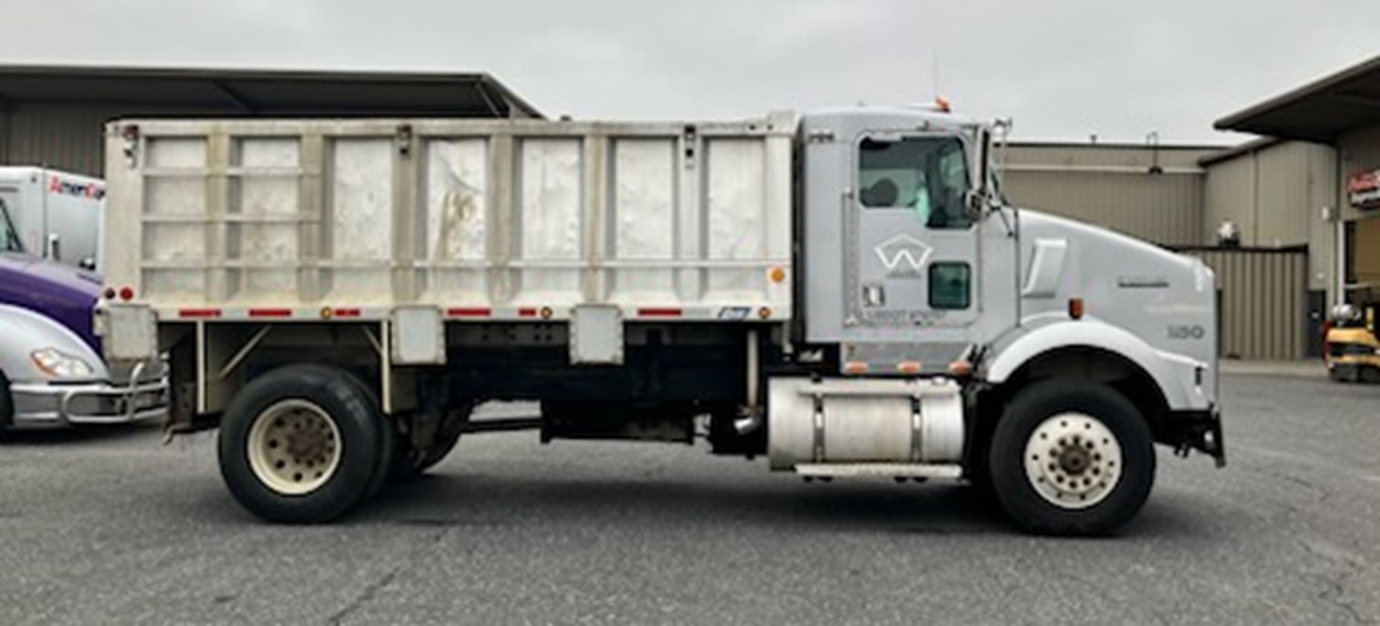 2002 Kenworth T800 - image 3 of 4