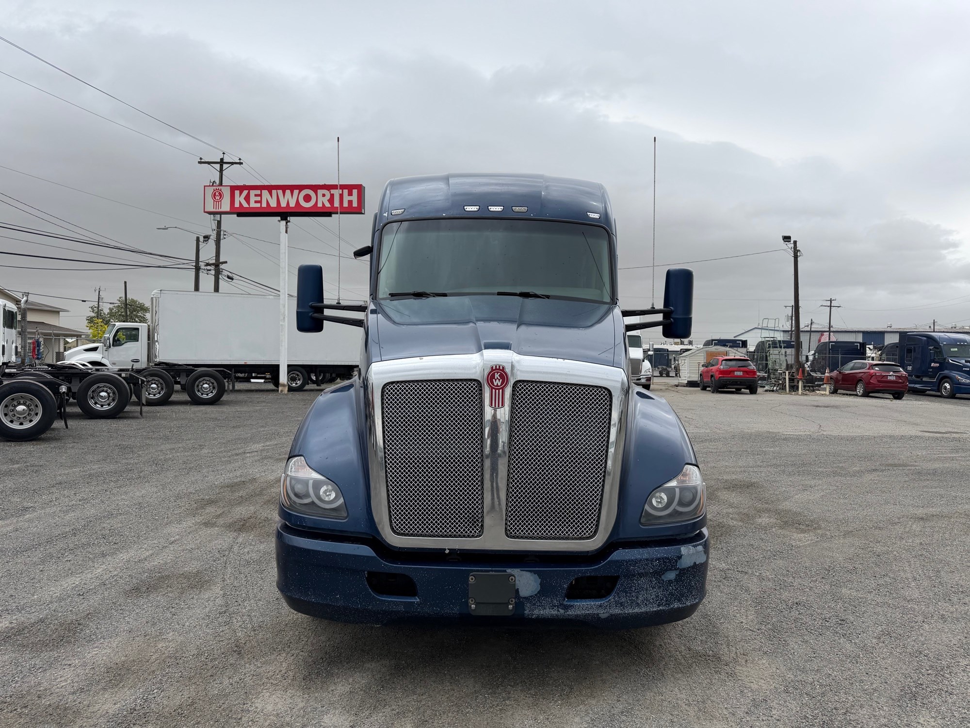 2017 Kenworth T680 - image 3 of 6