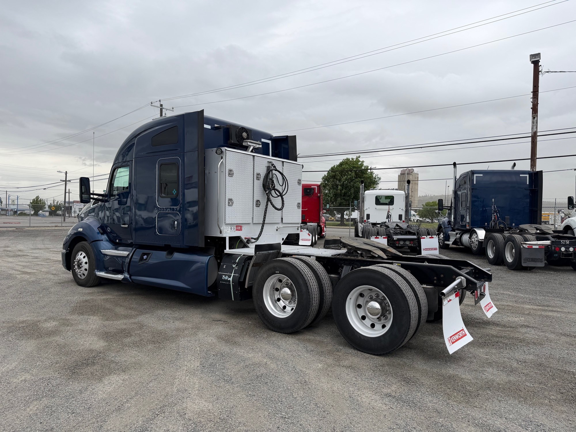 2017 Kenworth T680 - image 4 of 6