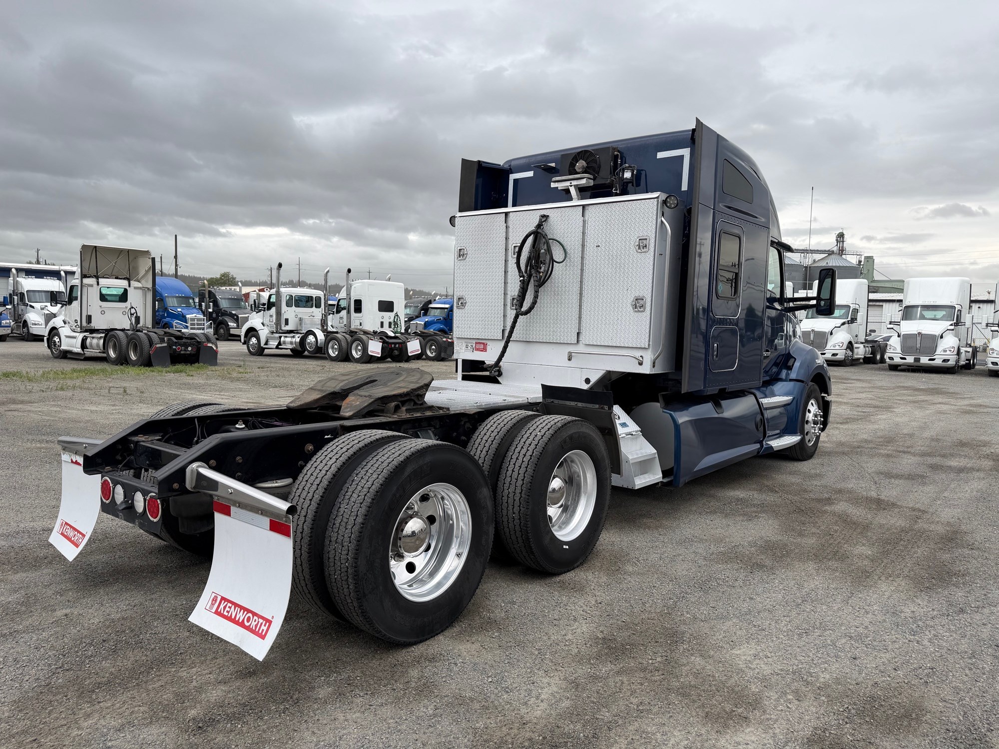 2017 Kenworth T680 - image 5 of 6