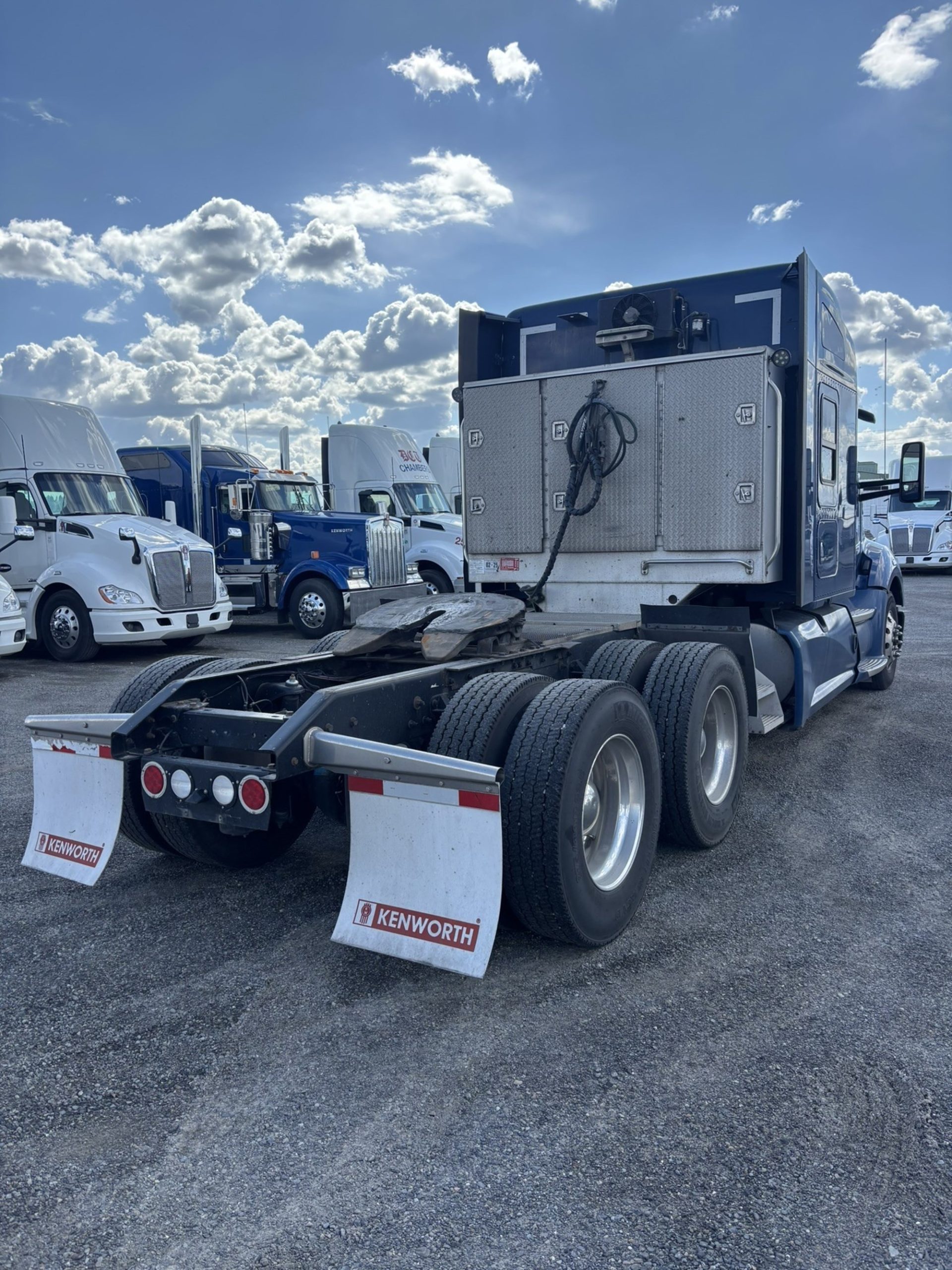 2017 Kenworth T680 - image 5 of 6
