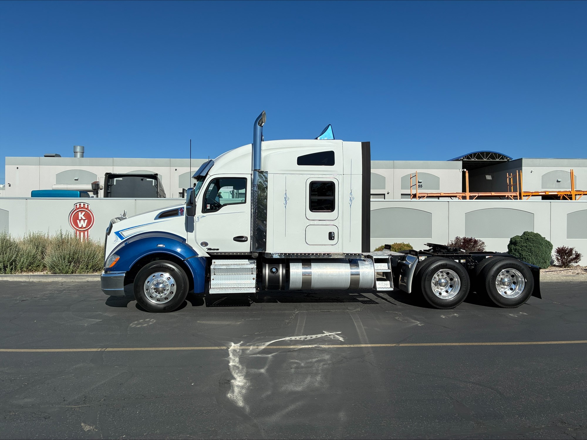 2020 Kenworth T680 2020 Kenworth T680 - image 1 of 6