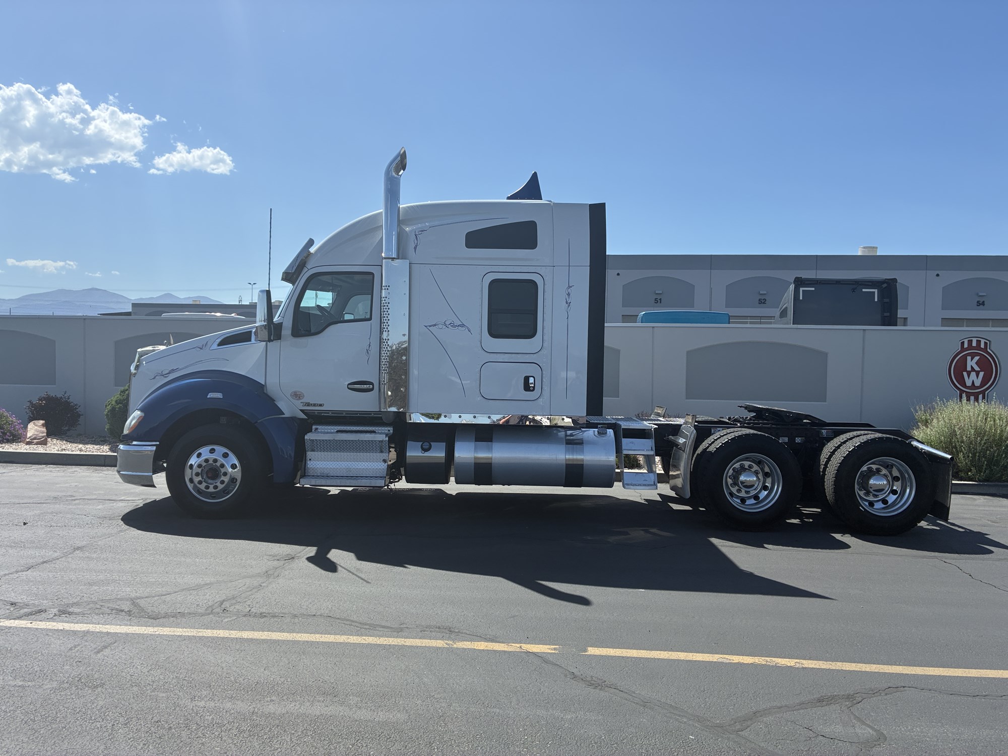 2020 Kenworth T680 2020 Kenworth T680 - image 1 of 6