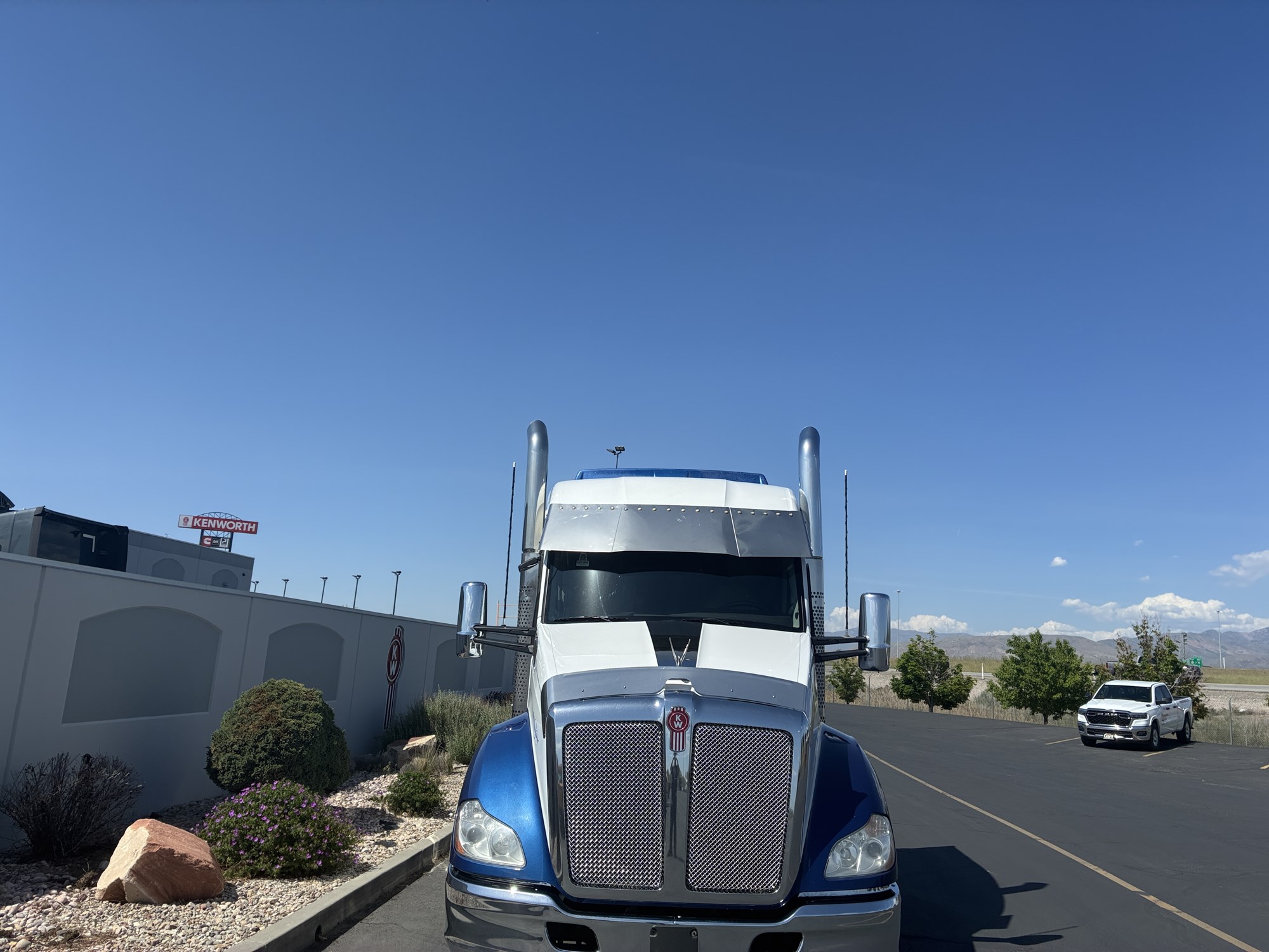 2020 Kenworth T680 2020 Kenworth T680 - image 3 of 6