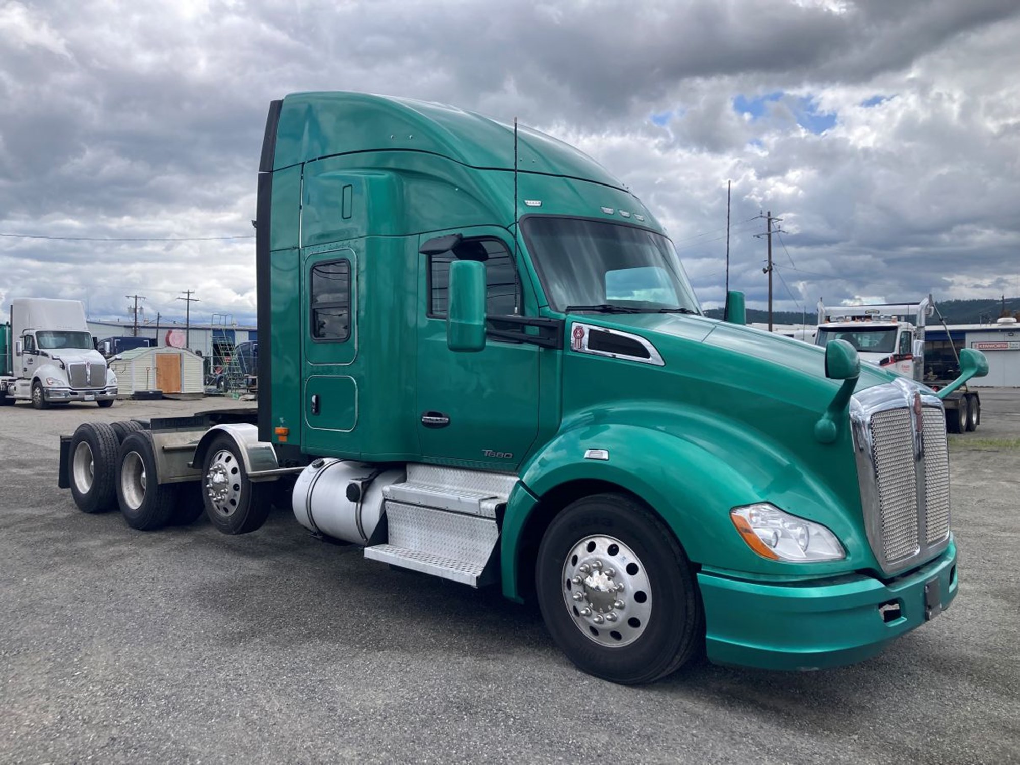 2021 Kenworth T680 2021 Kenworth T680 - image 2 of 6