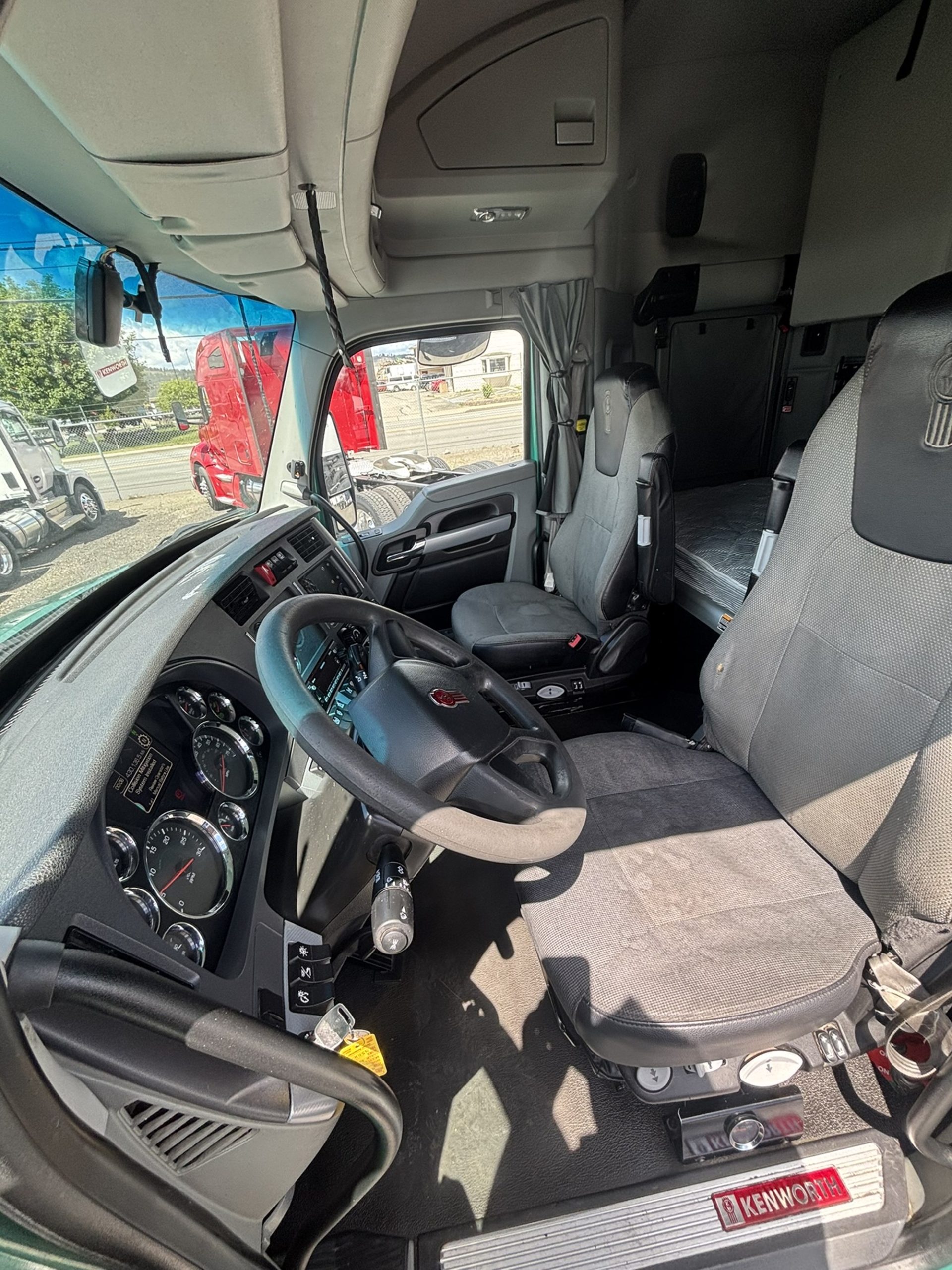 2021 Kenworth T680 2021 Kenworth T680 - image 6 of 6