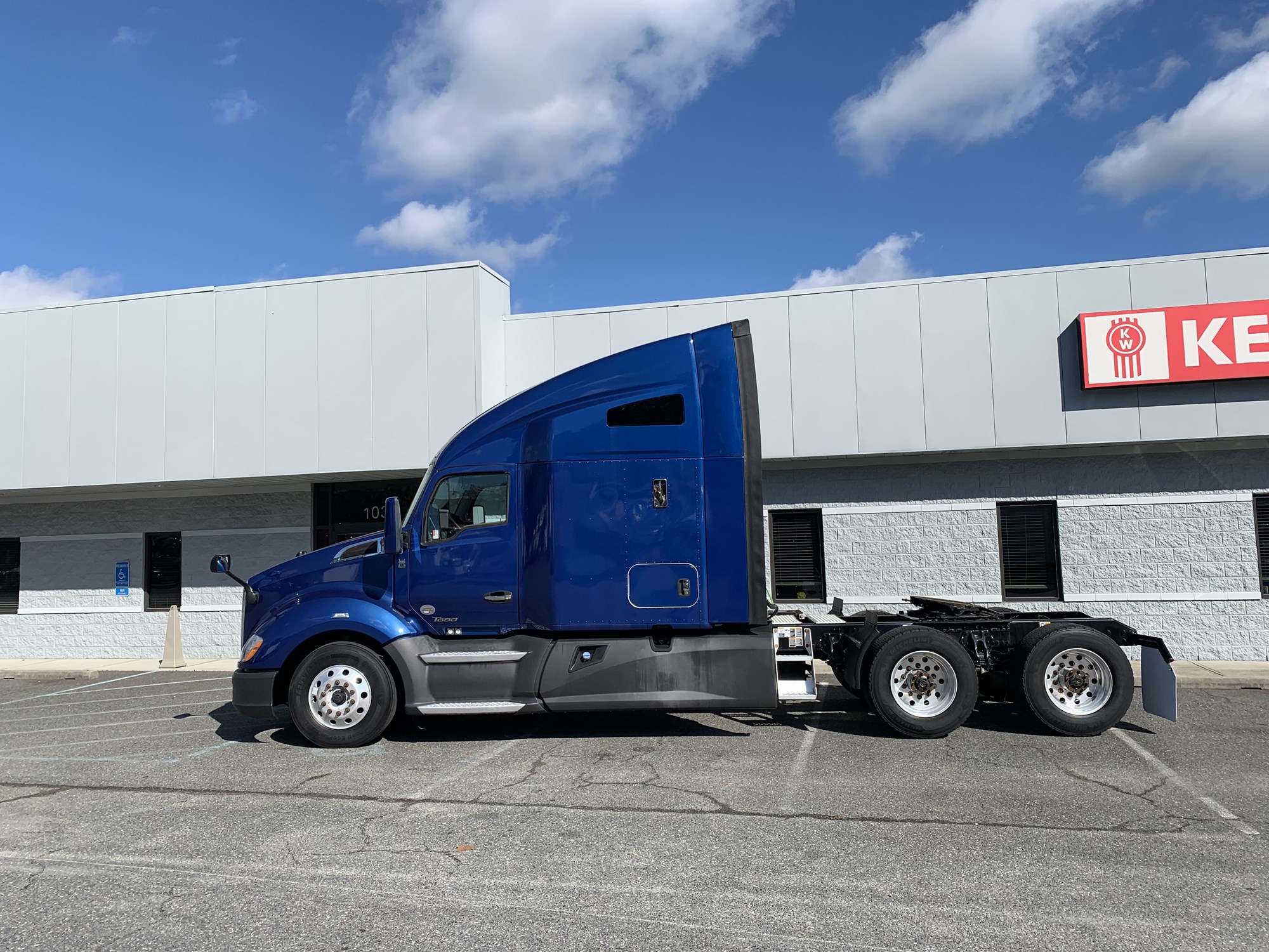 2021 Kenworth T680 in Chesapeake, VA, VA — photo 3
