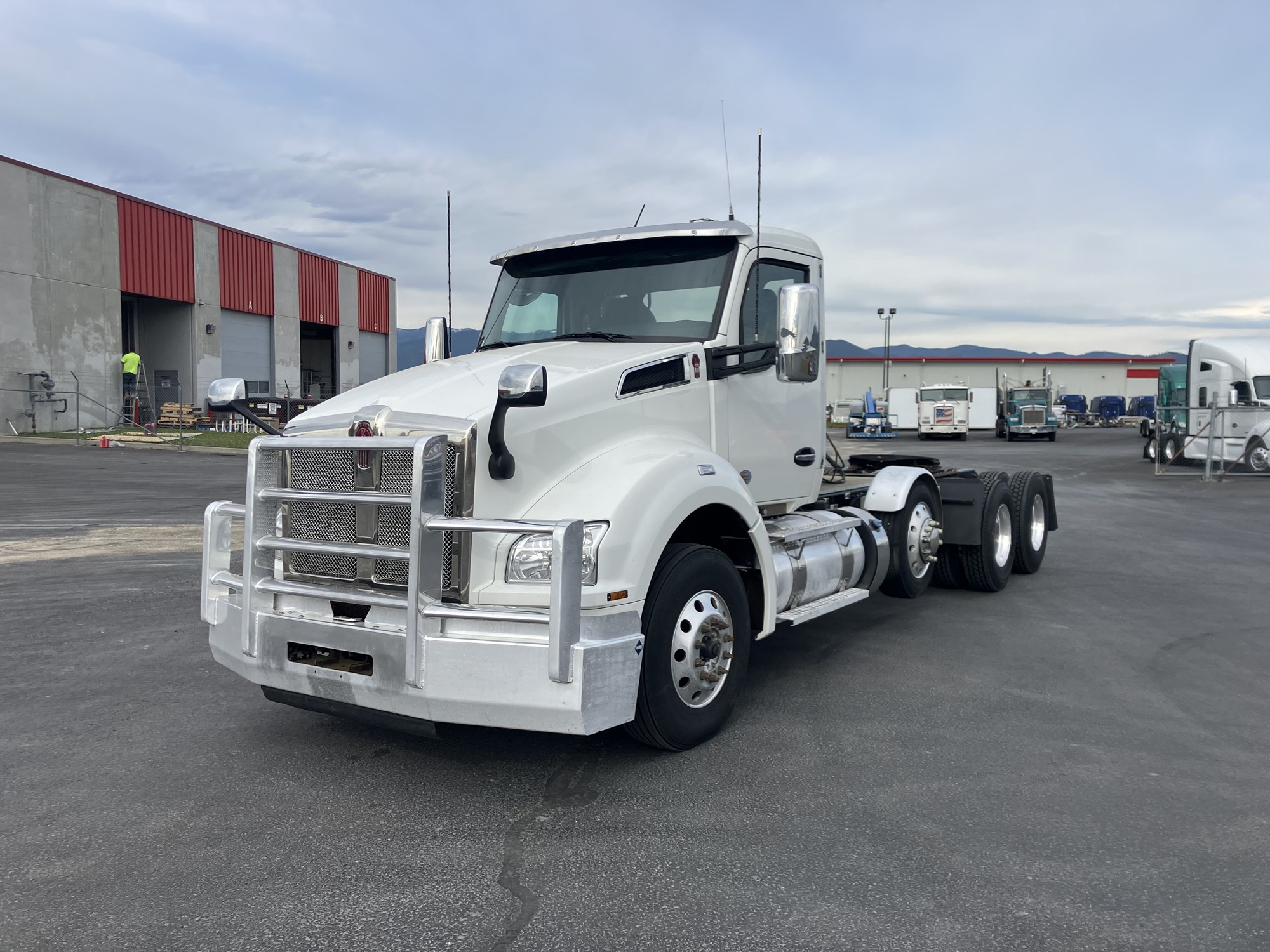 2022 Kenworth T880 2022 Kenworth T880 - image 1 of 6