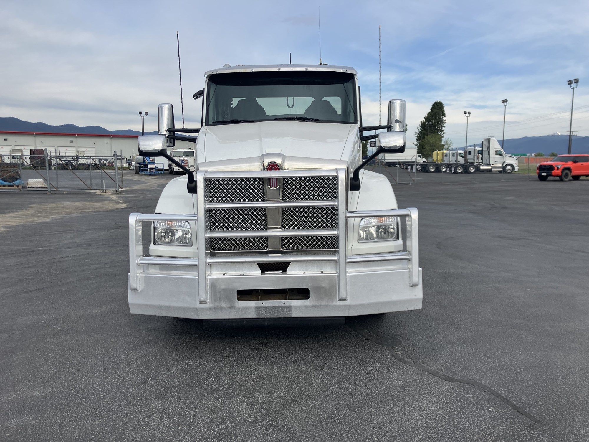 2022 Kenworth T880 2022 Kenworth T880 - image 2 of 6