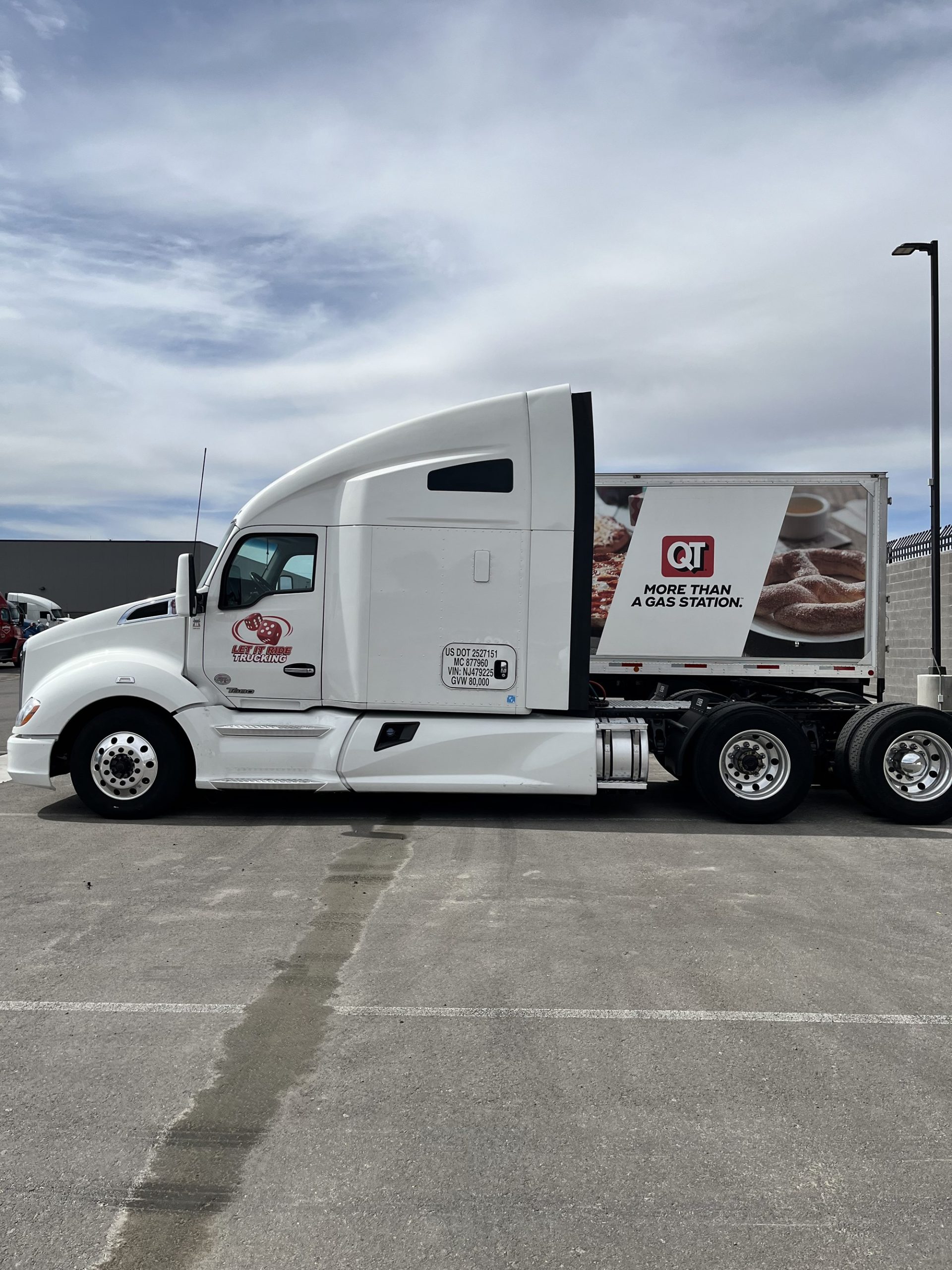 2021 Kenworth T680 2021 Kenworth T680 - image 1 of 3